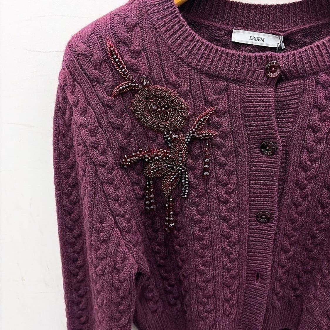 (정품/새상품) 에르뎀 여성 버건디 케이블 니트 크롭 가디건 상품이미지2