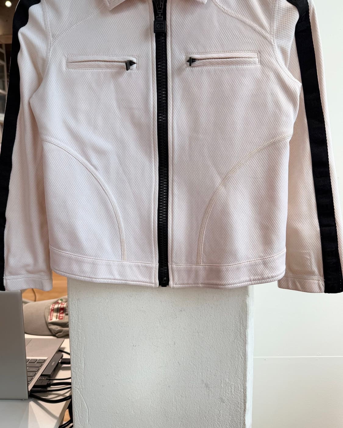 샤넬 스포츠 라이트핑크 라인 자켓  상품이미지6