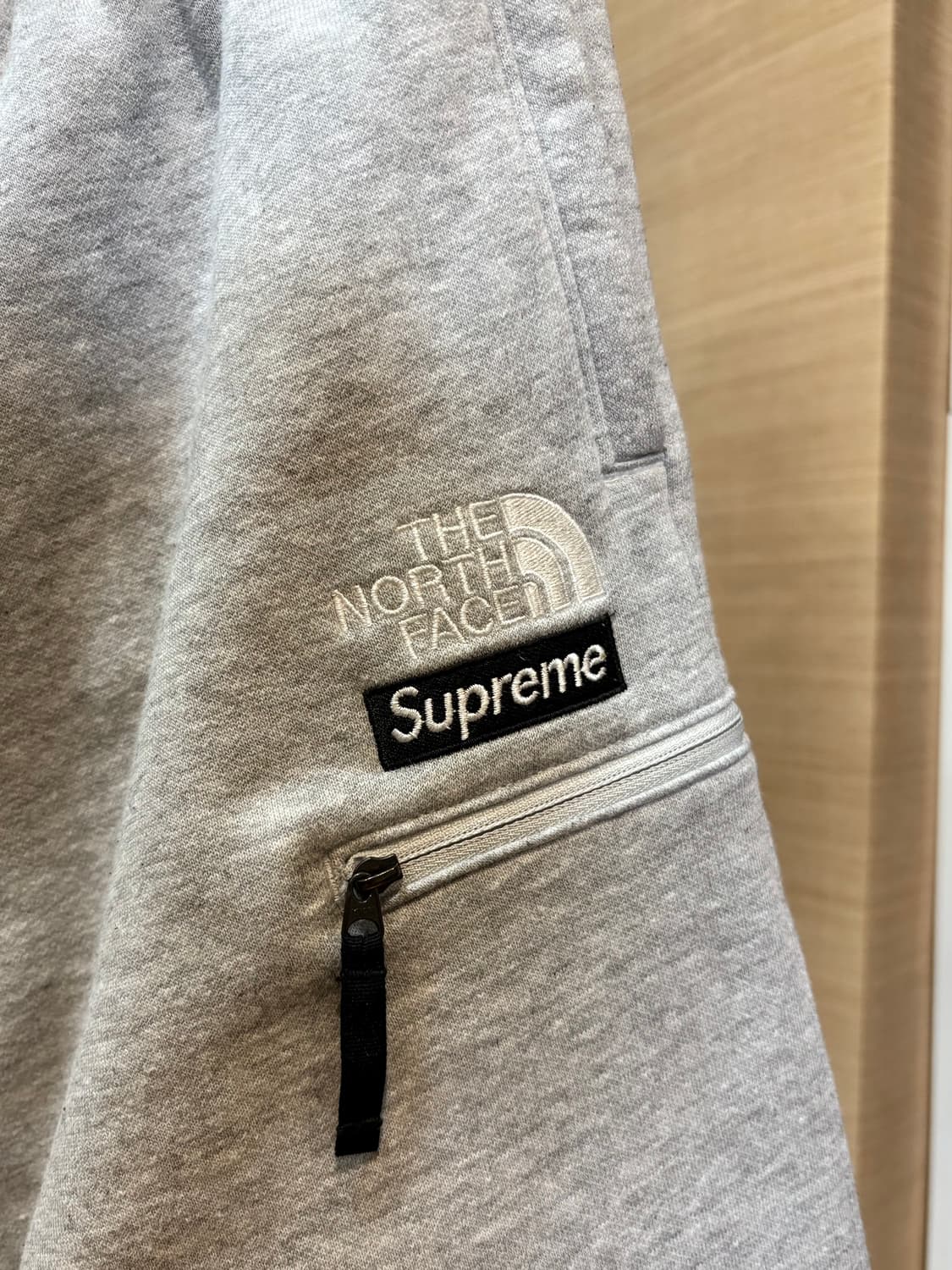 S ] 23ss 슈노 슈프림 노스페이스 컨버터블 기모 스웻팬츠 그레이 상품이미지3