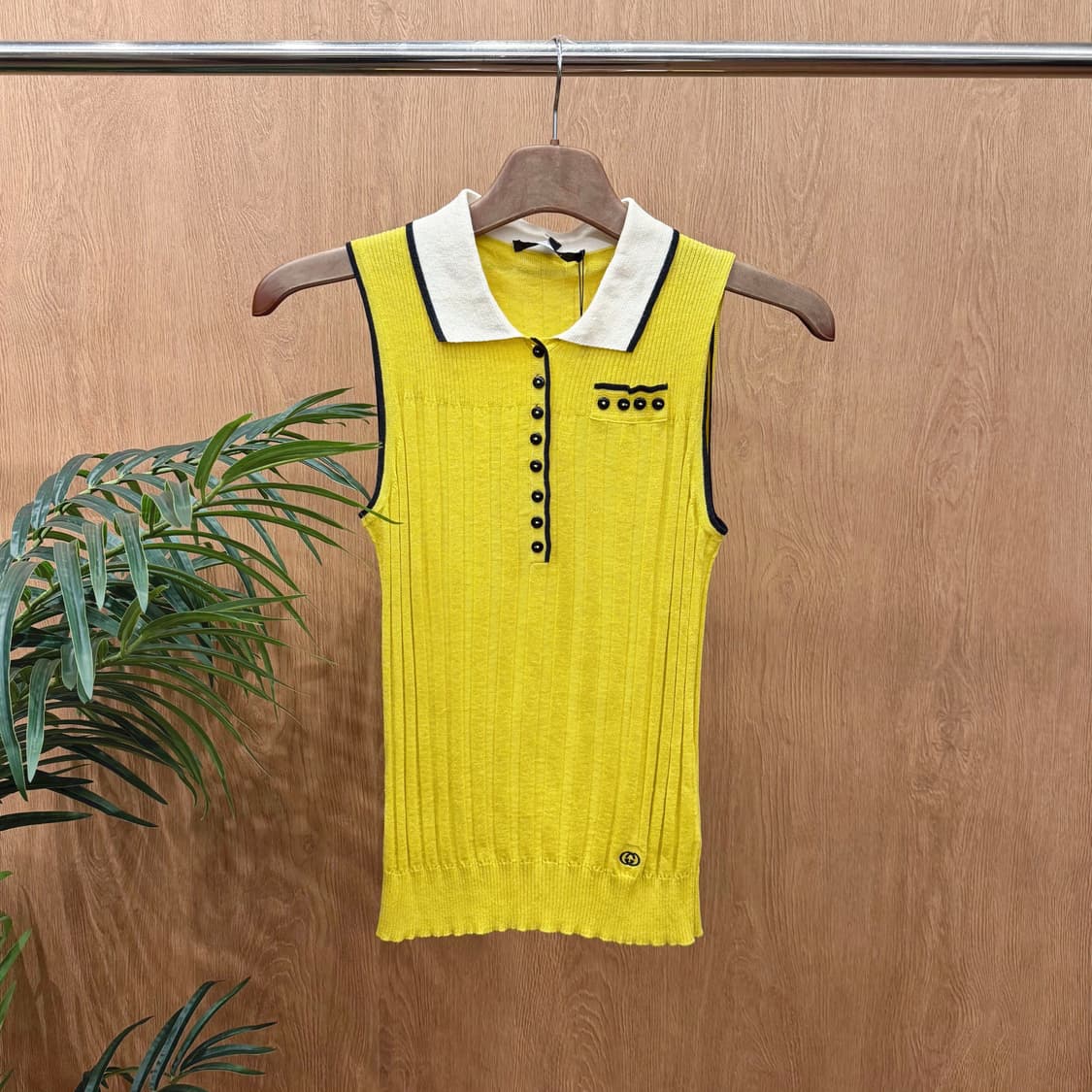 구찌 슬리브리스 골지 니트 카라넥 로고 자수 디테일 슬림핏 옐로우 상품이미지1