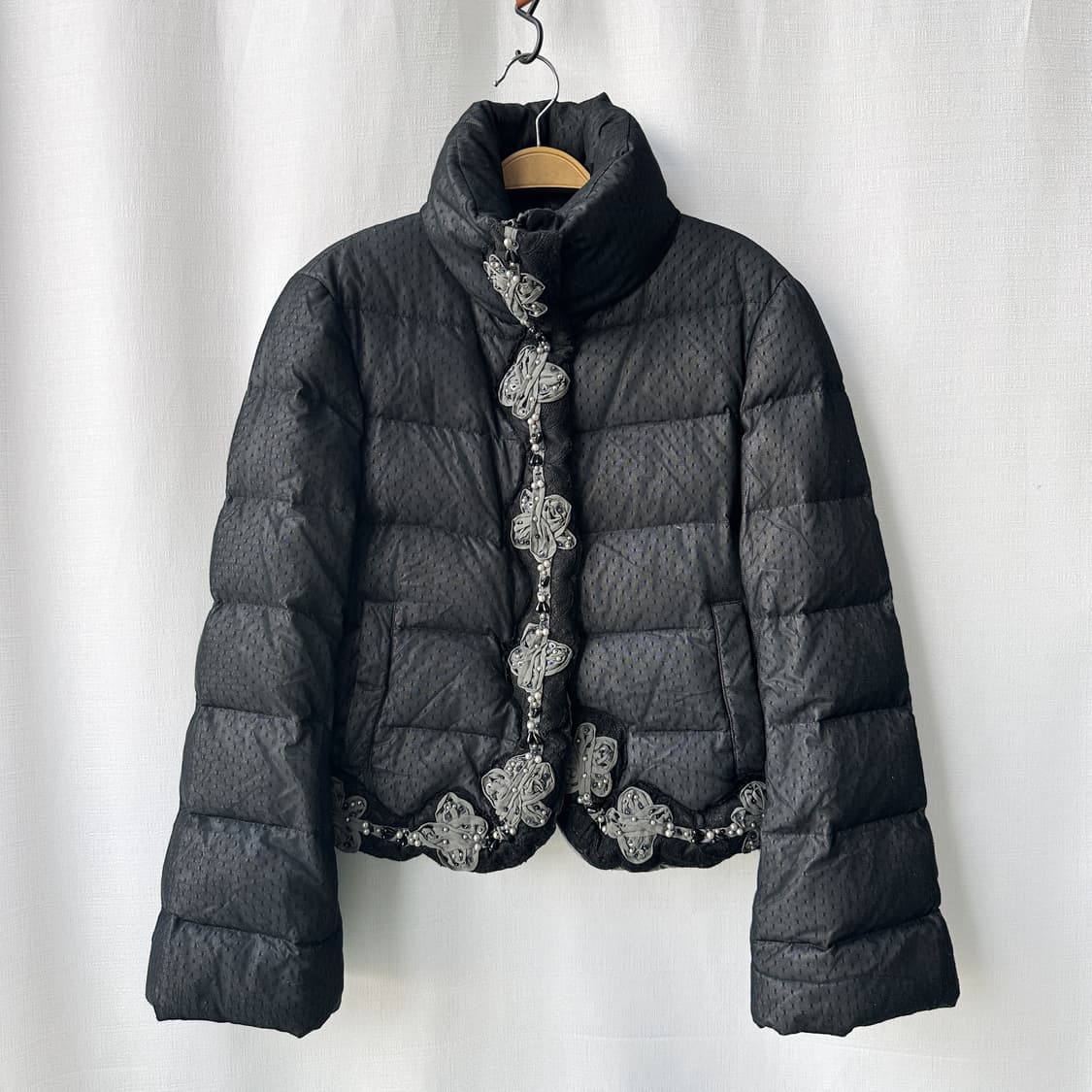 조르지오 아르마니 레이스 플라워 코르사쥬 숏 구스 다운 블랙 그레이 42 상품이미지1