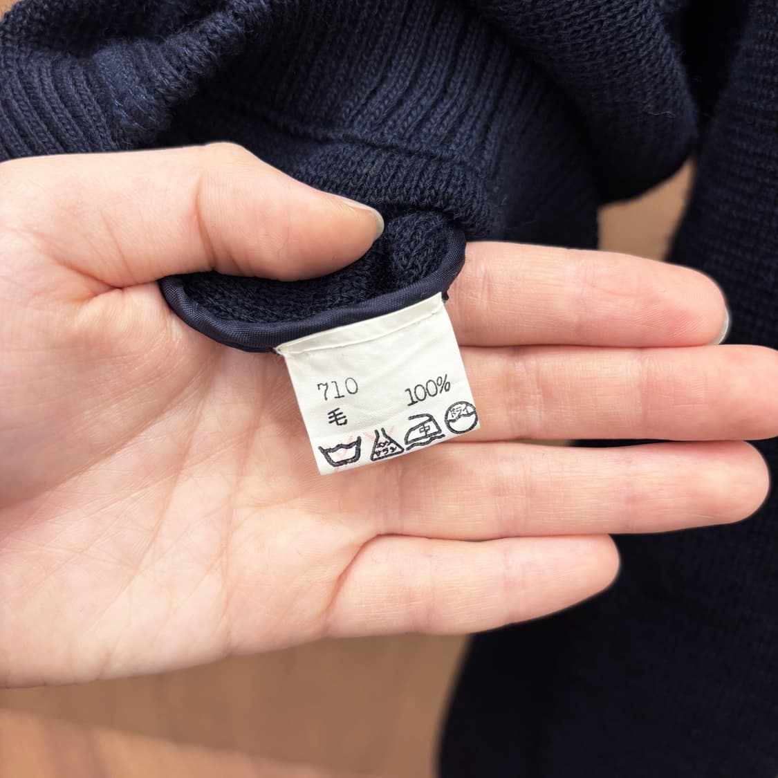 입생로랑 울 니트 가디건 자켓 시그니처 더블 골드 버튼 디테일 딥 네이비 상품이미지9