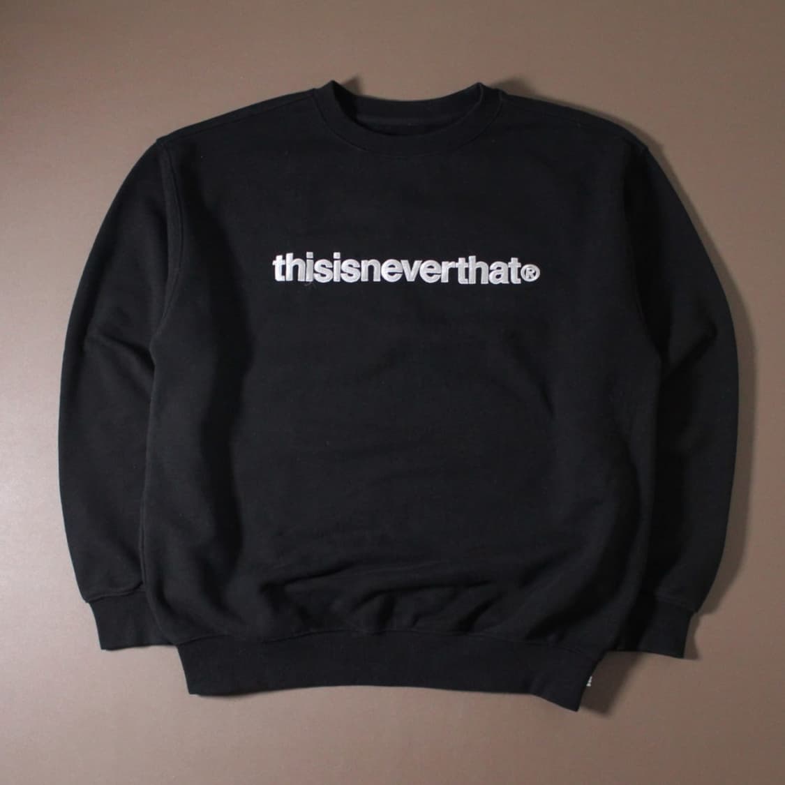  Thisisneverthat 디스이즈네버뎃 기모 블랙 맨투맨 상품이미지1