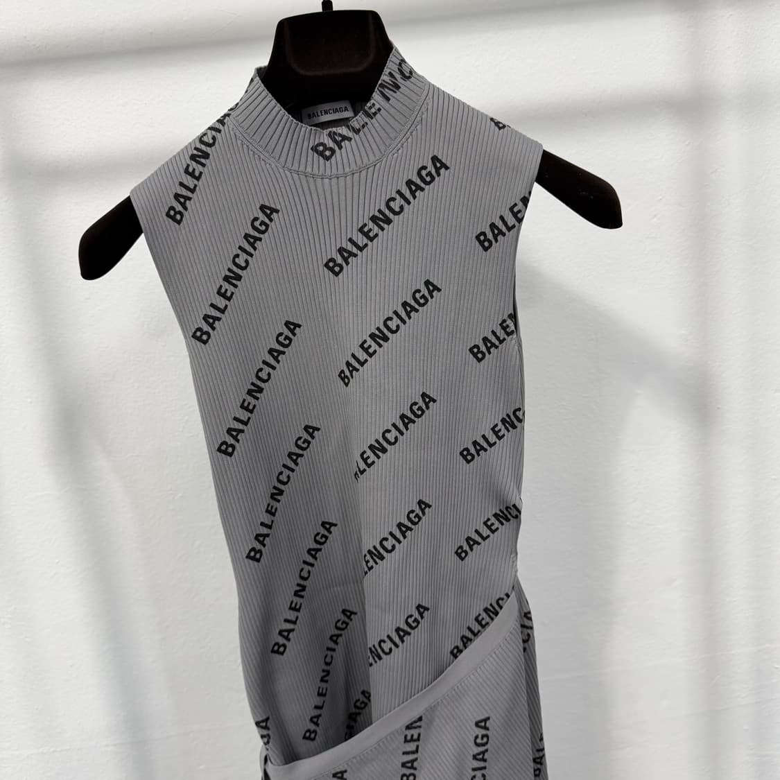 발렌시아가 로고 프린트 랩 민소매 원피스 상품이미지2