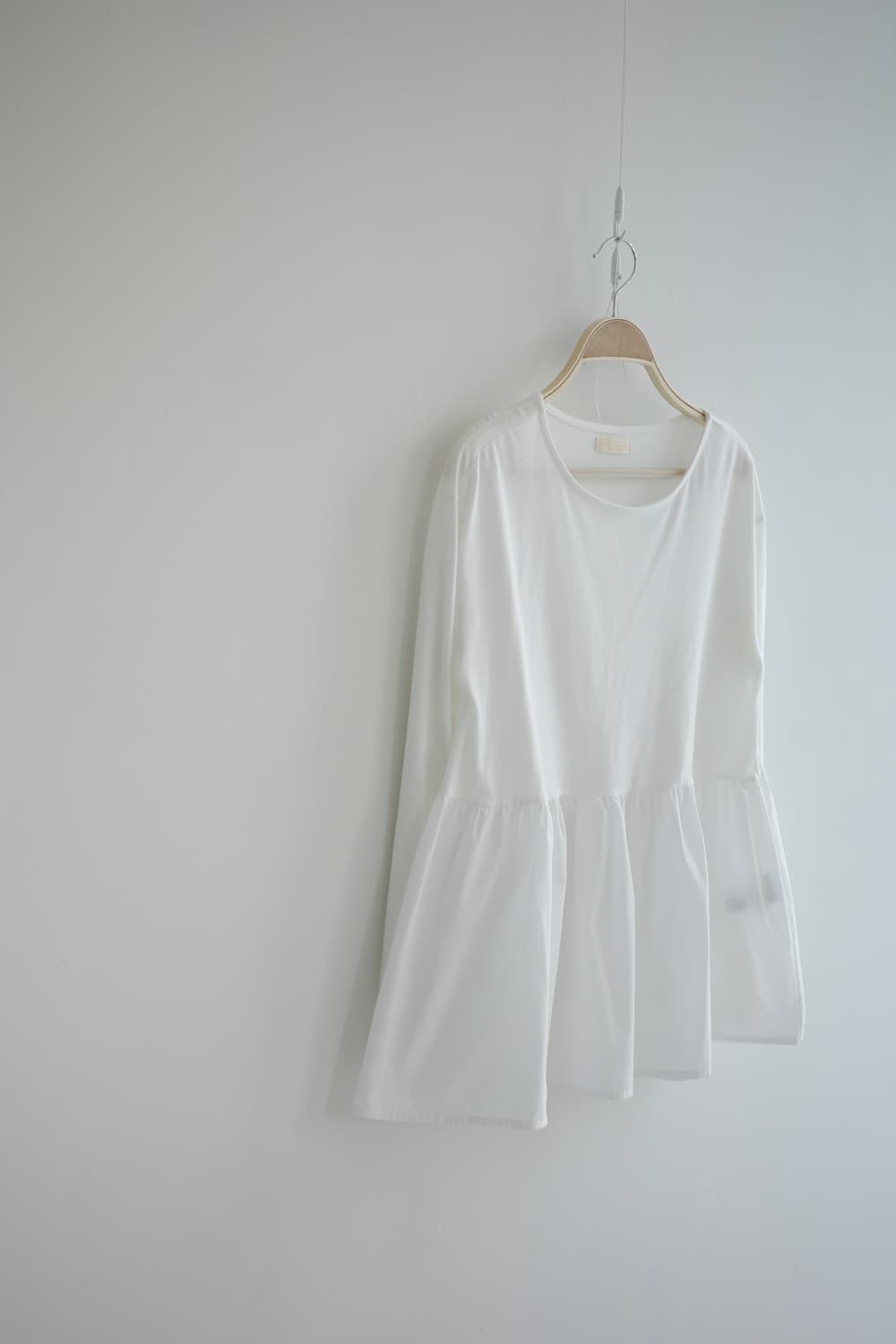 earth music  • 화이트 프릴 코튼 티셔츠
  상품이미지4