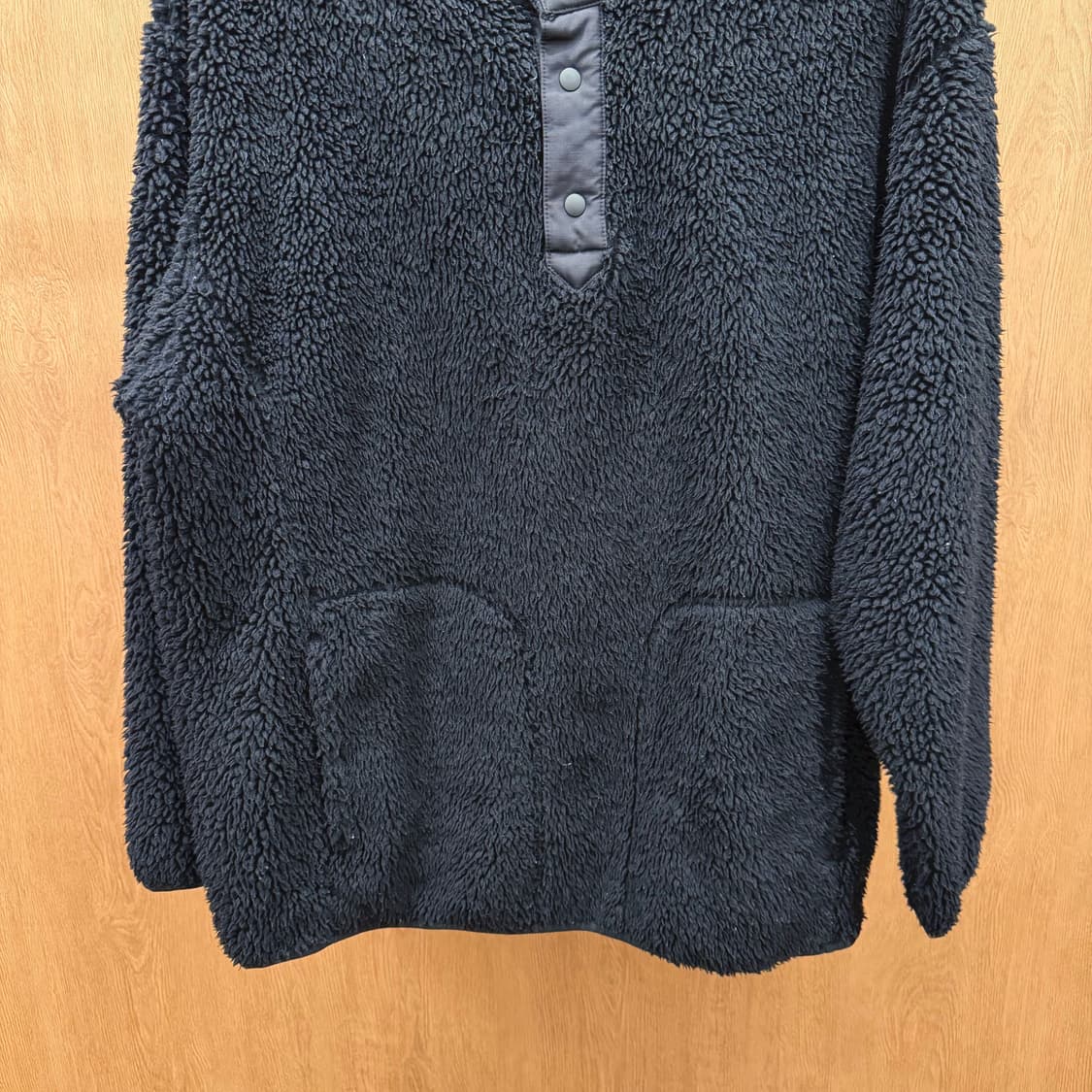 유니클로 하이넥 보아 플리스 풀오버 하프 스냅 버튼 포켓 디테일 블랙 상품이미지5