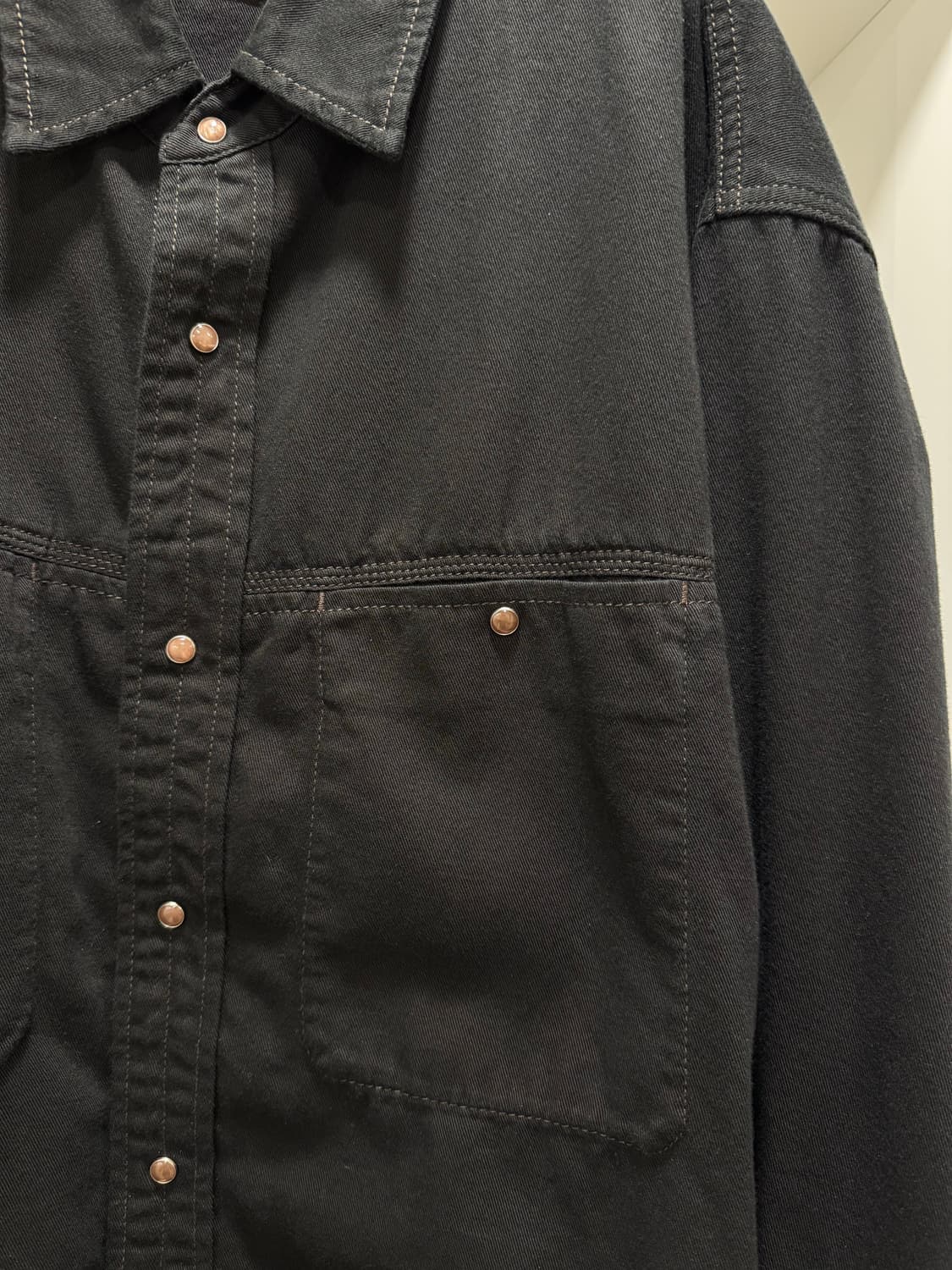 르메르 24fw 블랙데님 스냅 셔츠 (50사이즈) 상품이미지5