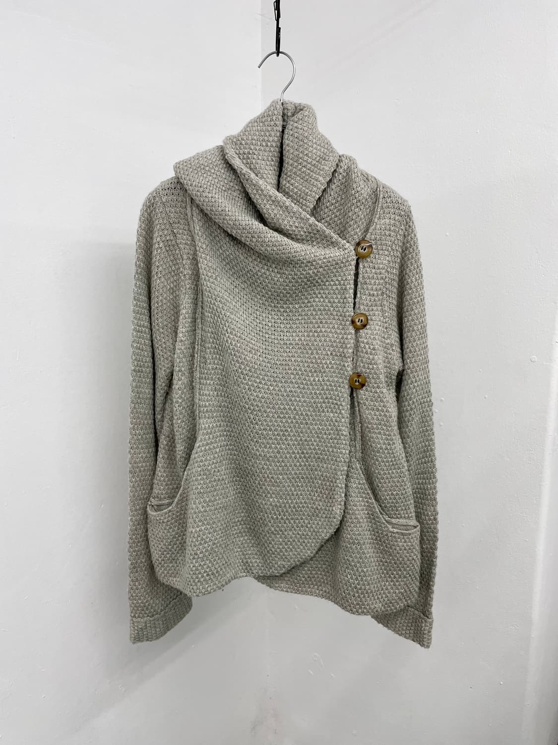 아방가르드 버튼 디테일 울 블렌디드 가디건 상품이미지6