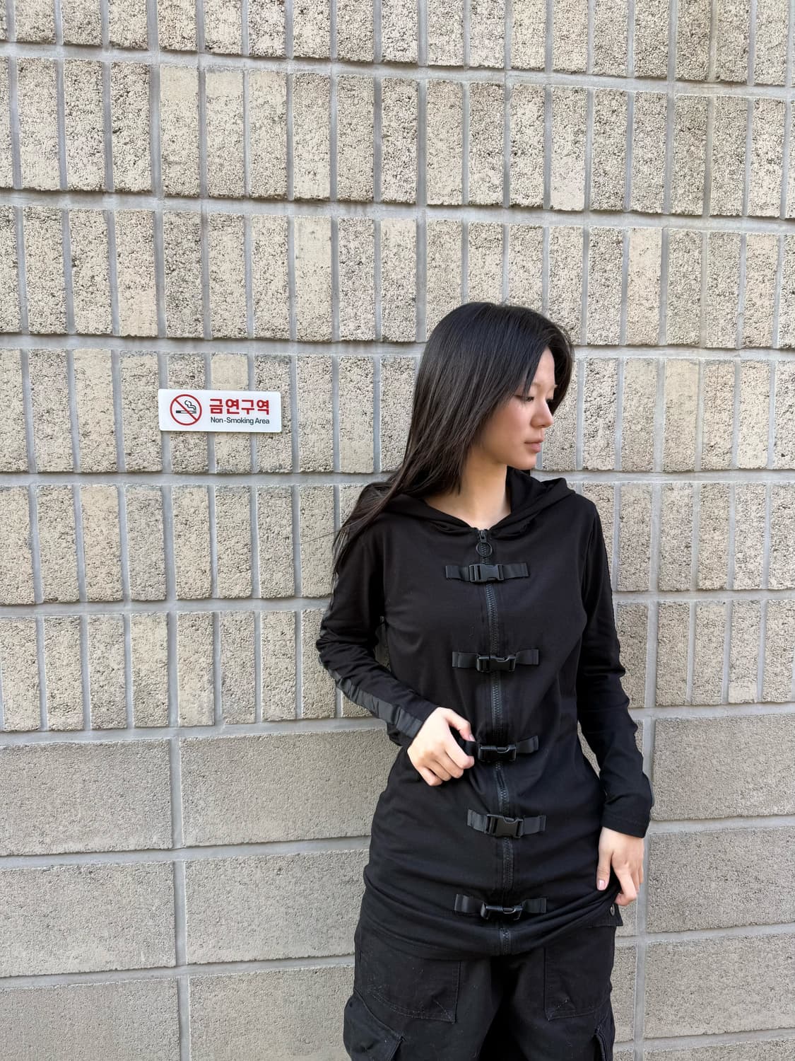 버클 디테일 올 블랙 슬림 후드집업 상품이미지3