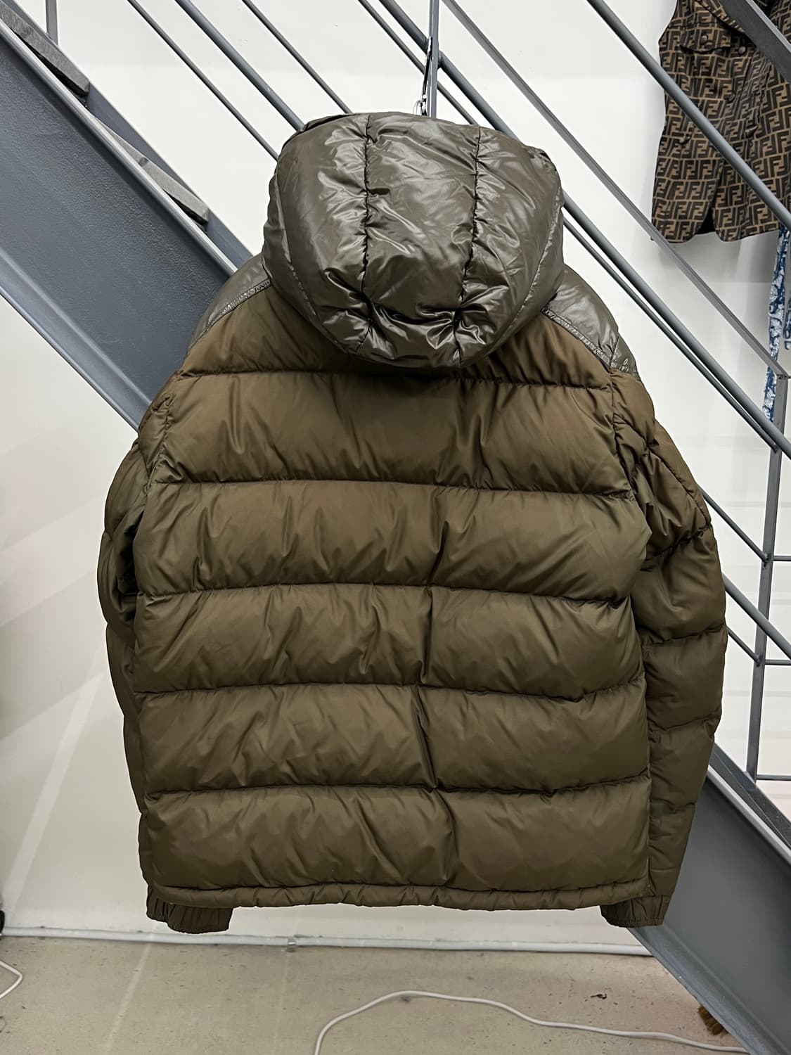 몽클레어 다크 카키 슈발리에 패딩 자켓 상품이미지2