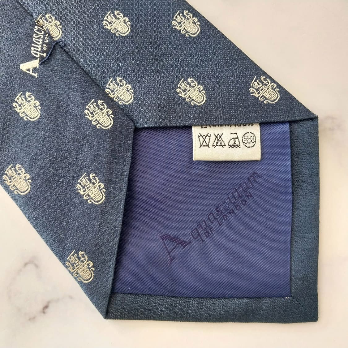 아쿠아스큐텀 실크 네이비 로고 넥타이 10.4cm A~B등급 K1247
 상품이미지10