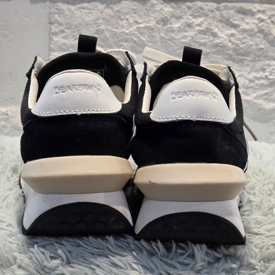 1w-28:베어파우(BEARPAW) 레트로 러너 스니커즈 블랙 24cm 상품이미지3