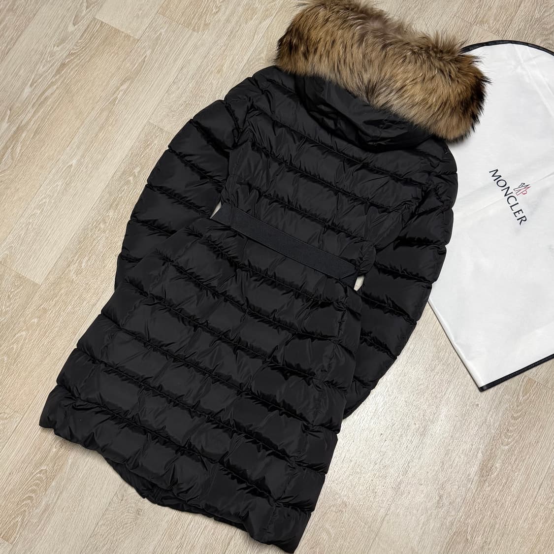 블랙 0/새상품급]몽클레어 클로에 여성패딩 블랙 라쿤퍼 0사이즈 풀구성 상품이미지4