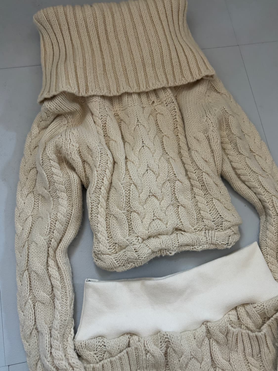 • Ivory off-shoulder sweater setup 상품이미지3