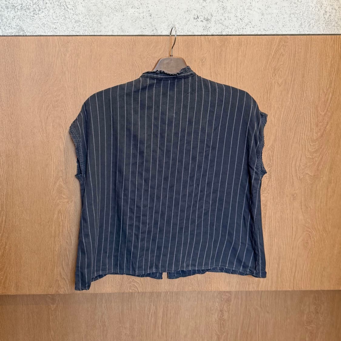 빈티지 슬리브리스 블라우스 스트라이프 패턴 프릴 트리밍 루즈핏 블랙 상품이미지2