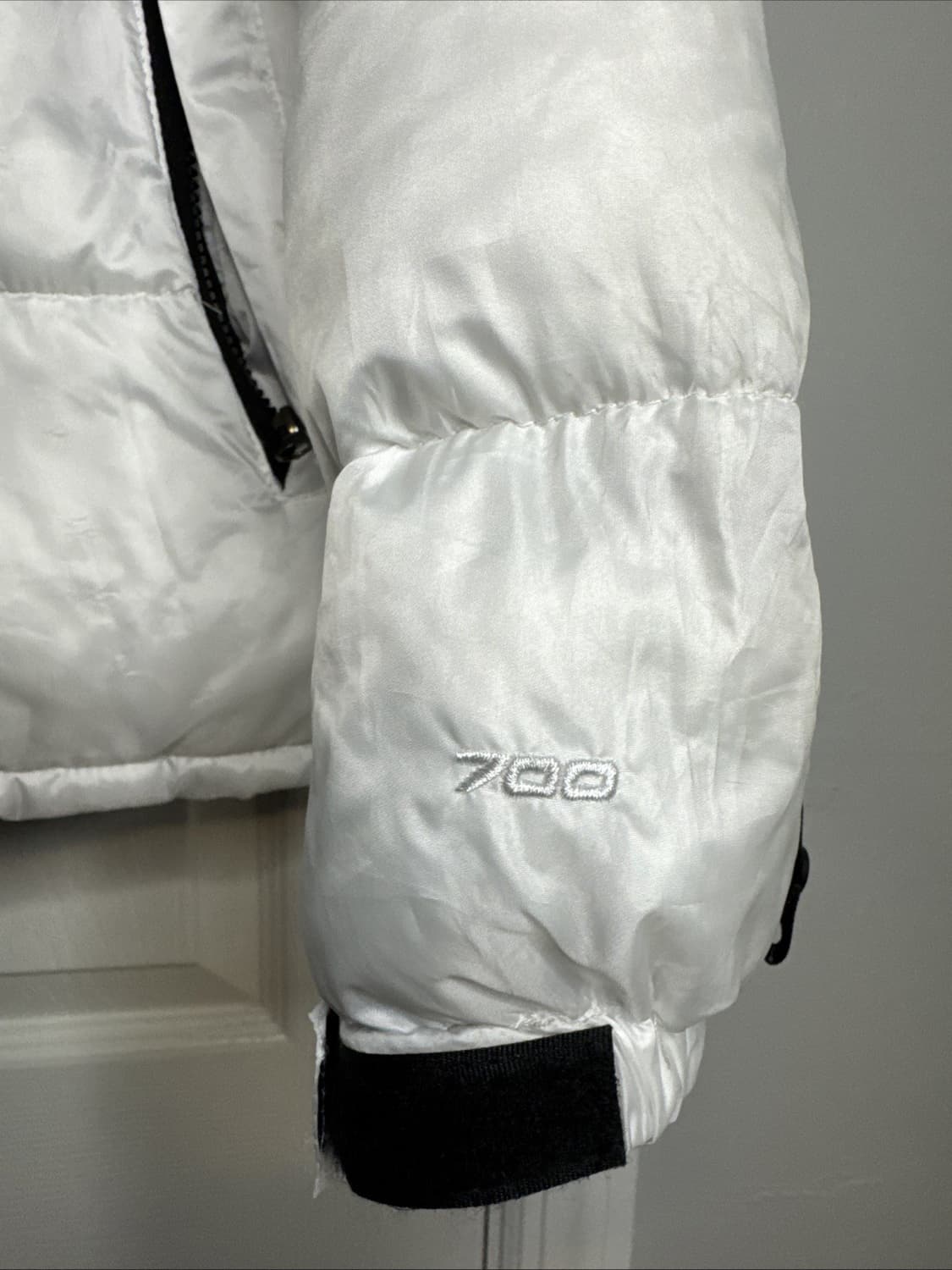 18FW 노스페이스 700 후디 패딩 화이트 블랙 상품이미지3