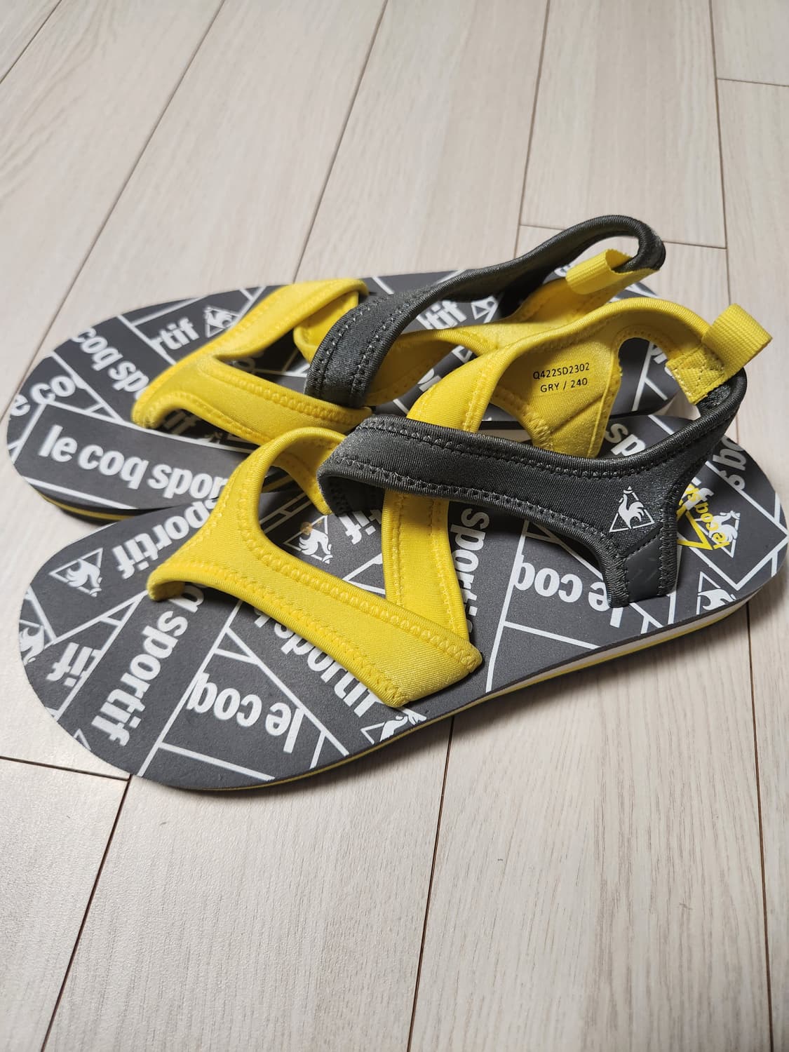 새상품) 르꼬끄 여성 샌들 사이즈240

한번도 안신었어요 240은 타이 상품이미지1