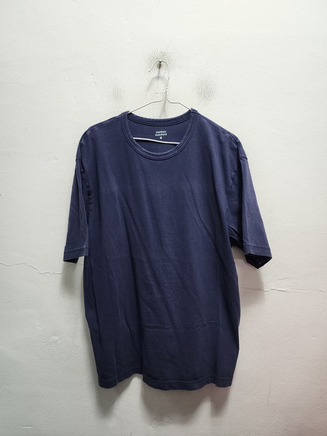 무신사 스탠다드 네이비 반팔 티셔츠  상품이미지1