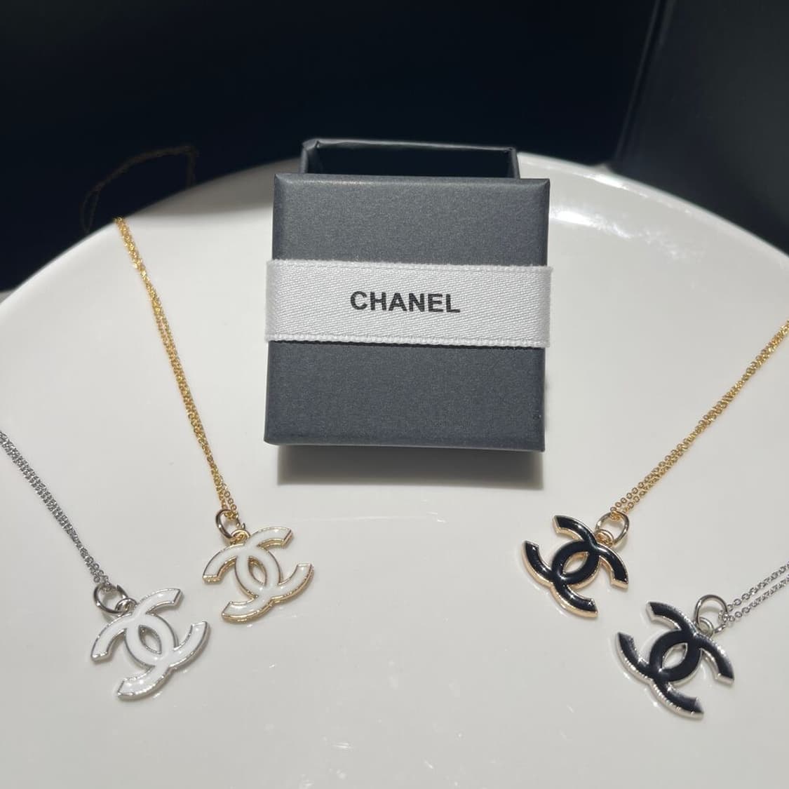샤넬 빅 로고 에폭시 목걸이 상품이미지6