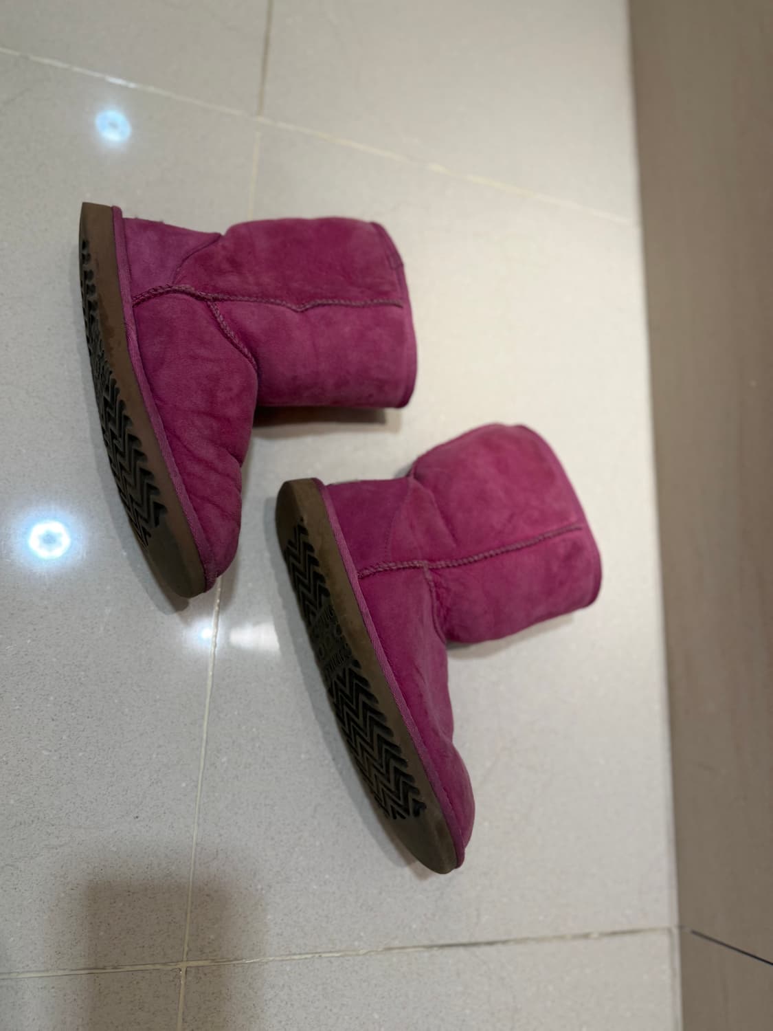 UGG 어그 W6 클래식 숏 5825 모델 핑크색 부츠 산드로 마인 슈슈 상품이미지4