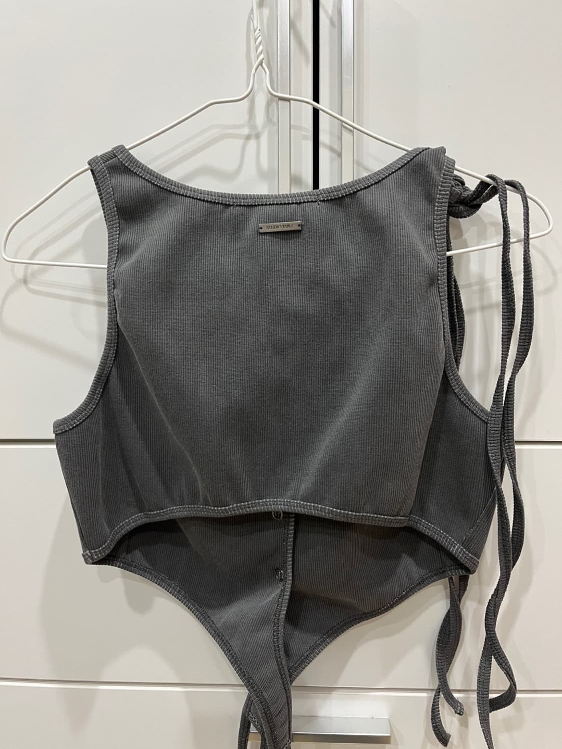 스튜디오테이블 TWISTED CROP TOP, CHARCOAL(새상품) 상품이미지10