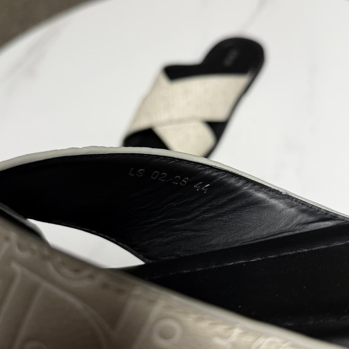 [44사이즈]디올 알리아스 샌들 그래비티 레더 베이지 상품이미지3