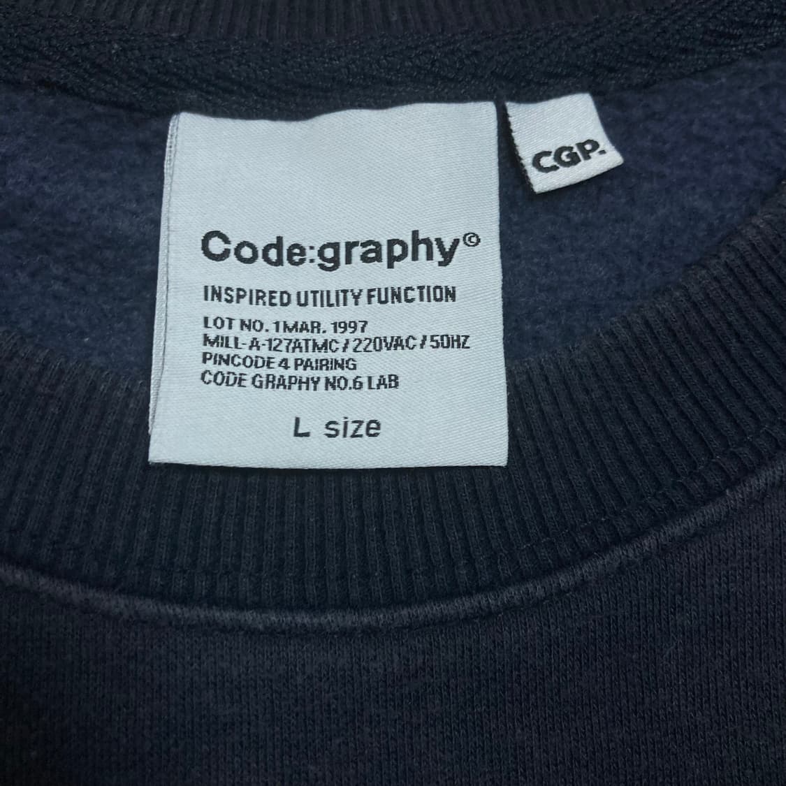 코드그라피 스펠아웃 빅로고 네이비 맨투맨 상품이미지3