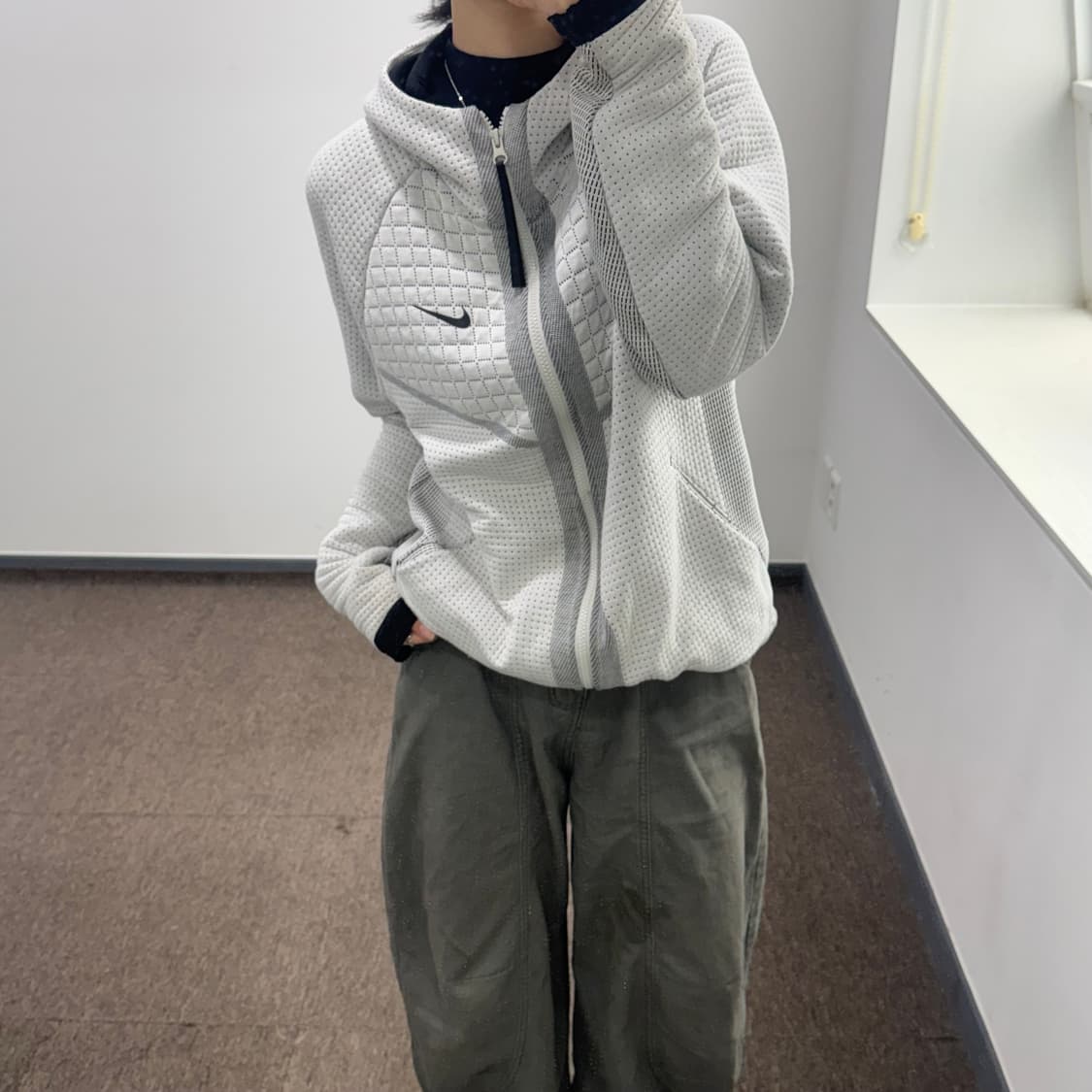 Nike 나이키 화이트 펀칭 디테일 후드집업 상품이미지2