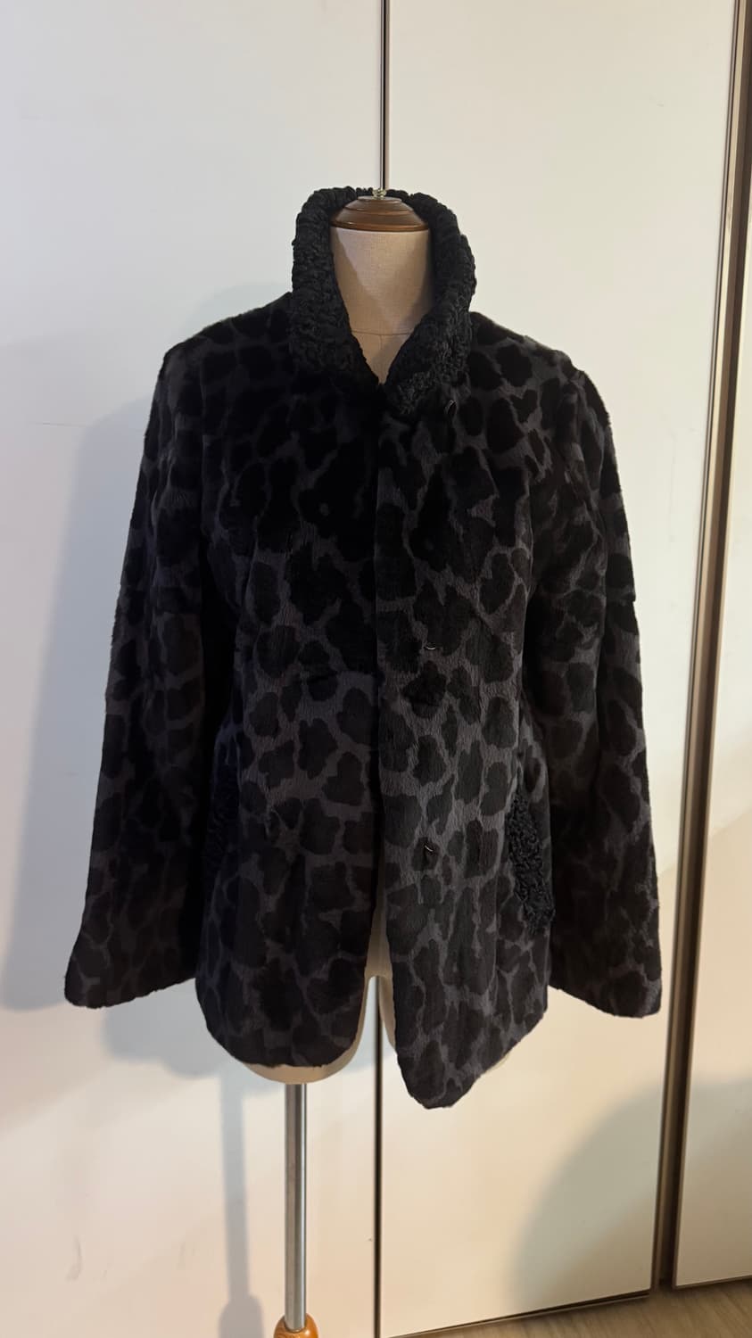 레오파드 무늬의 밍크 자켓입니다 상품이미지1