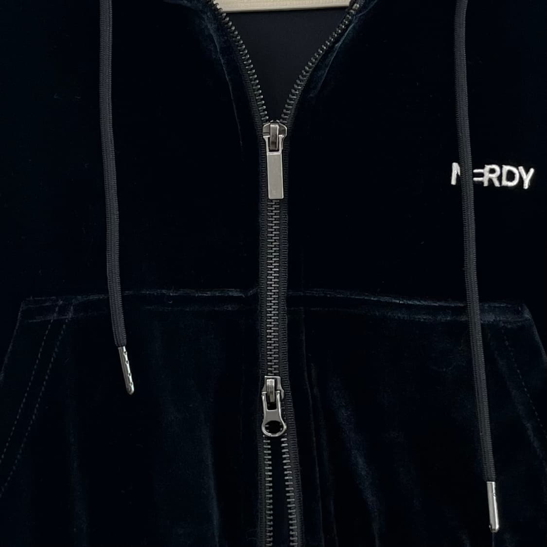 널디 벨벳 블랙 크롭 후디 트랙 탑 상품이미지5