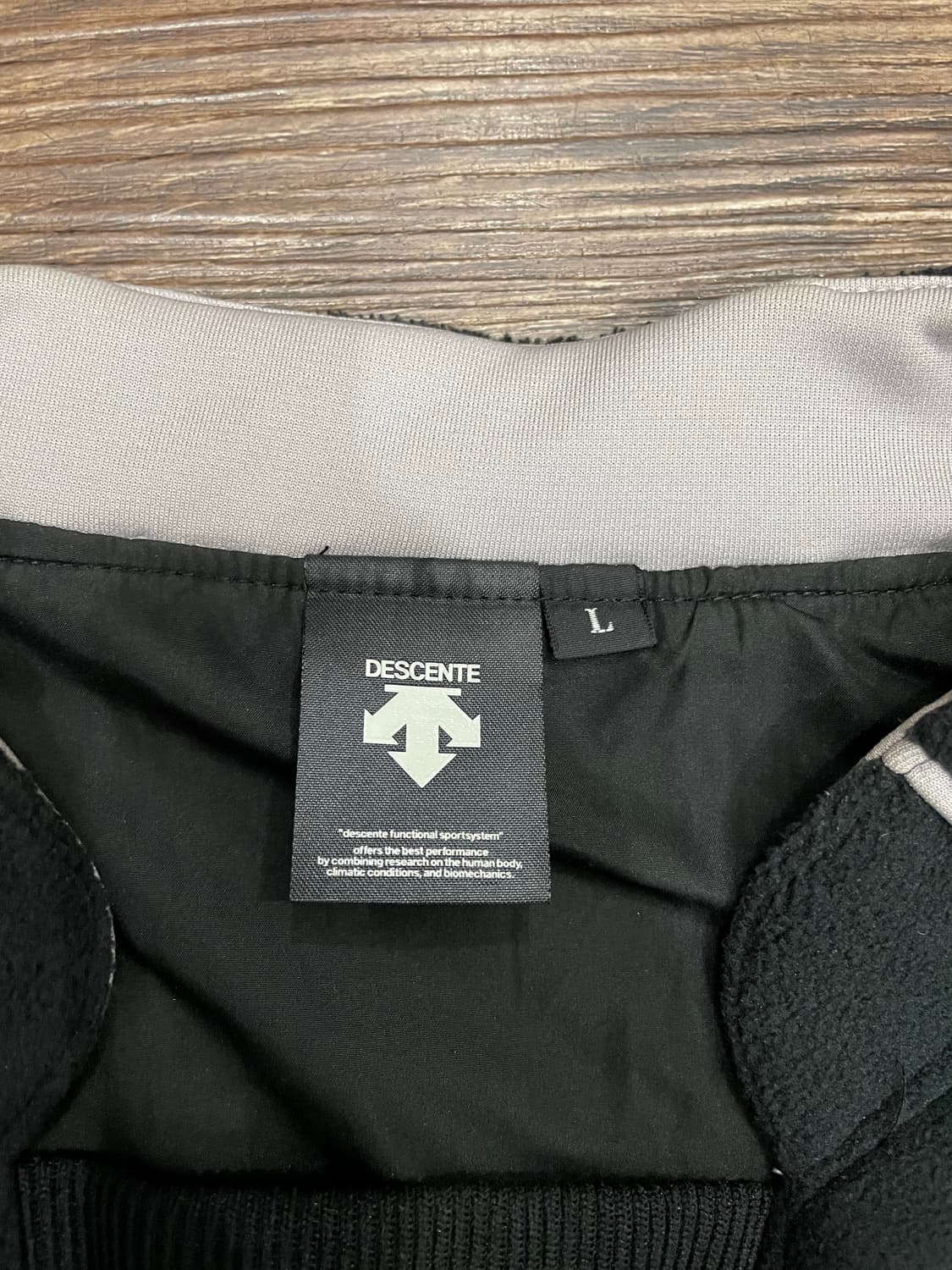 데상트 풀오버 후리스 웜업 자켓 블랙 상품이미지6