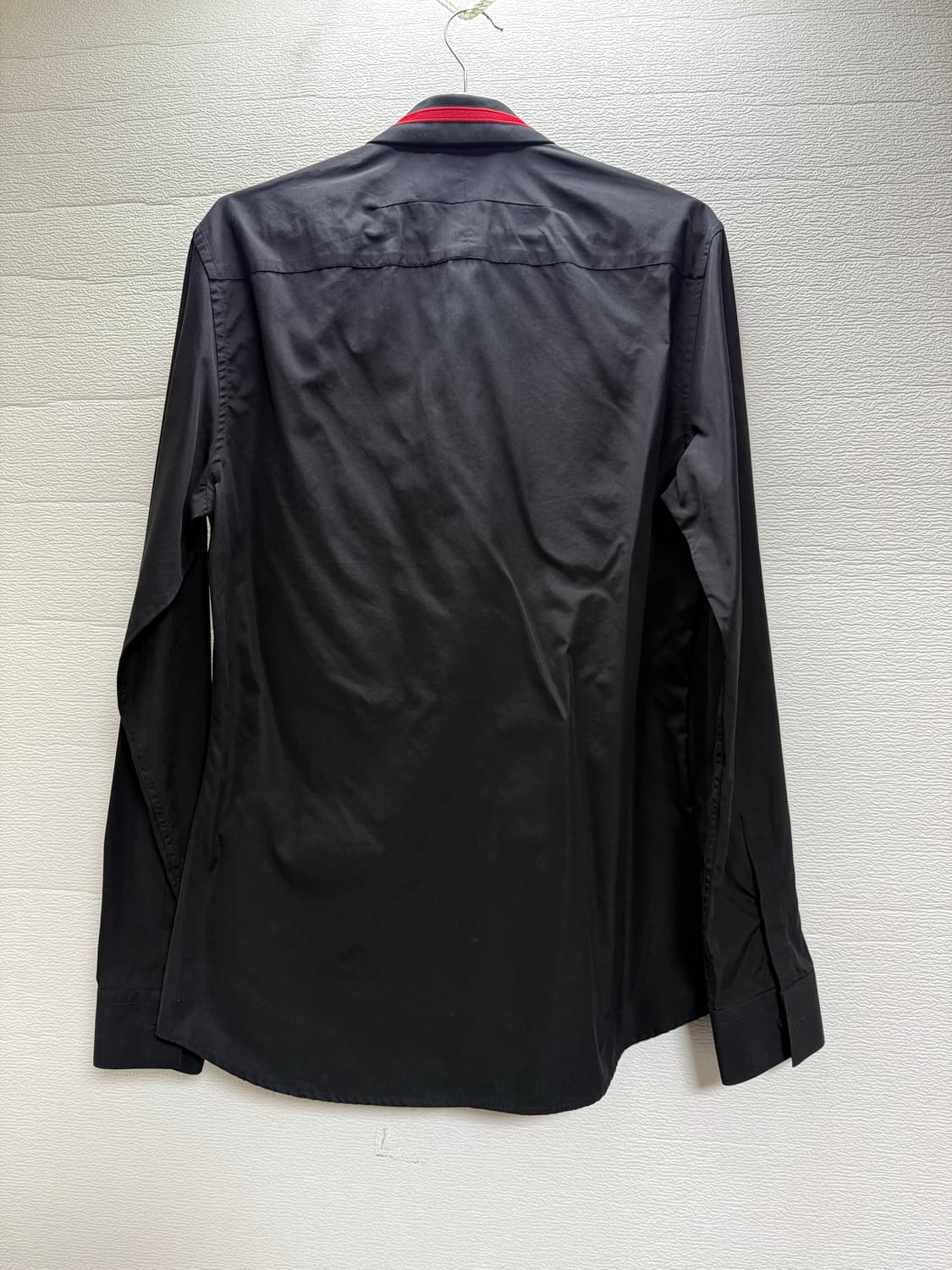 지방시 블랙 셔츠 레드 포인트 상품이미지4