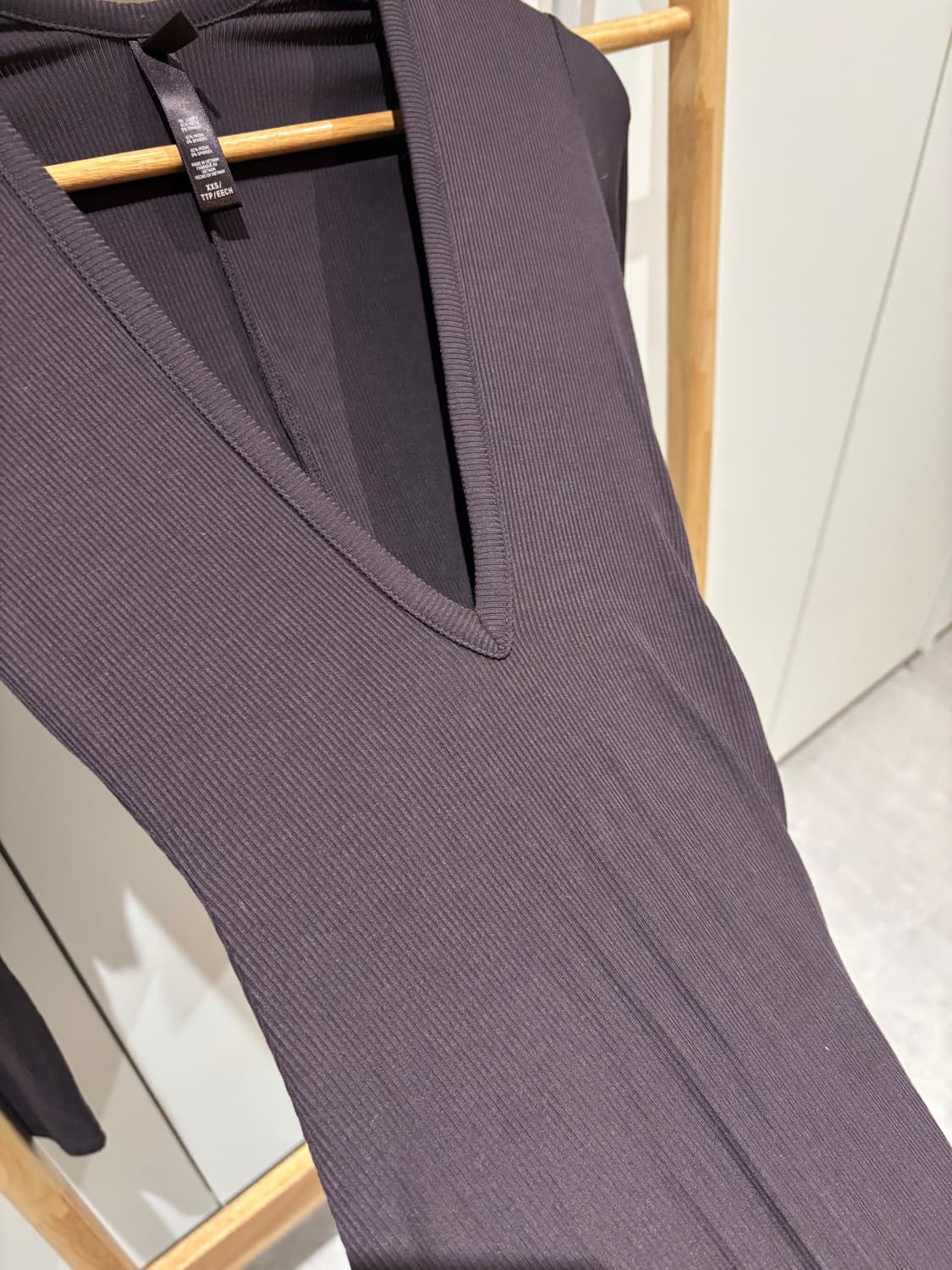 스킴스 딥 브이넥 맥시 드레스 상품이미지3