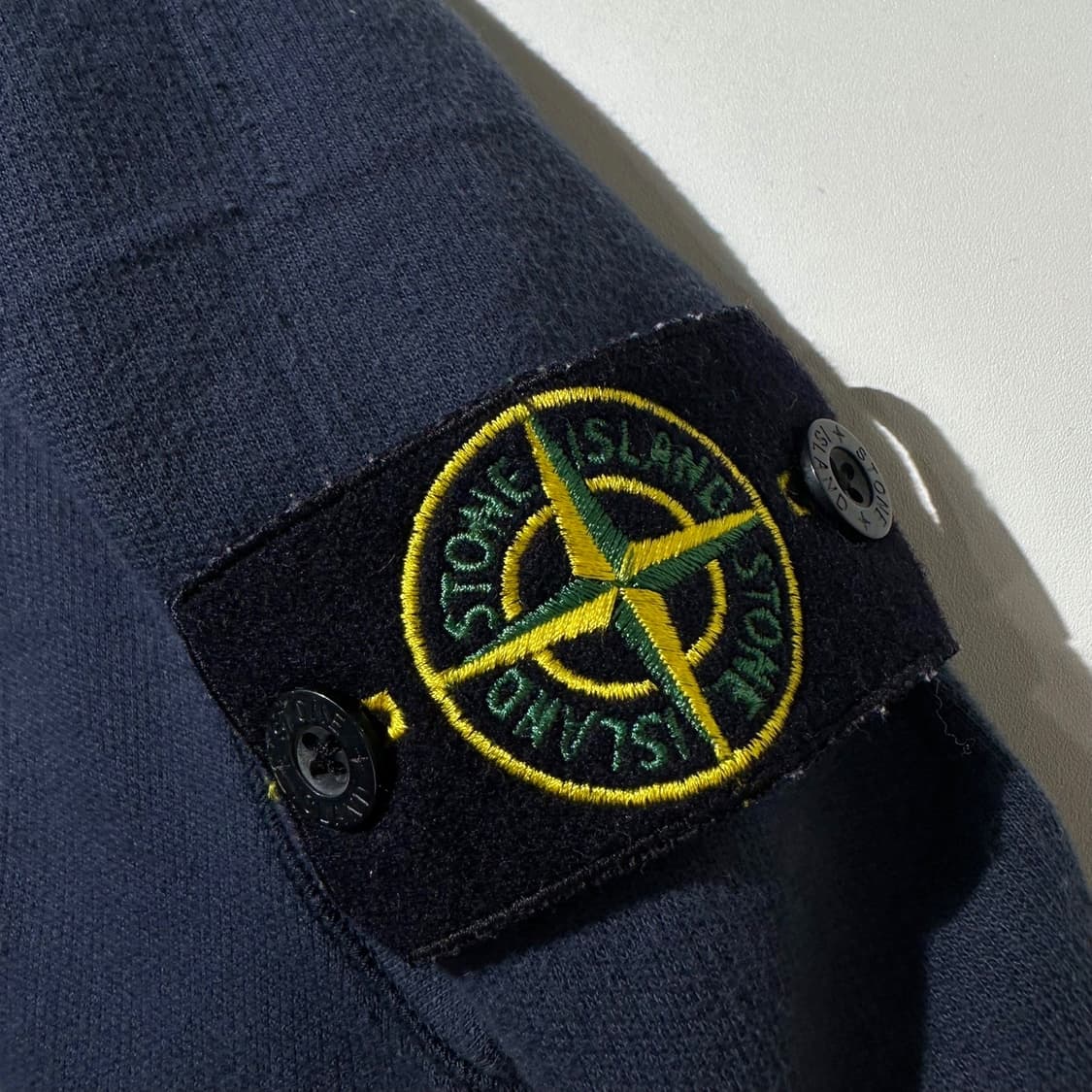 스톤아일랜드 가먼트 다이드 SI 하우스 체크 사이드 와펜 맨투맨 상품이미지5