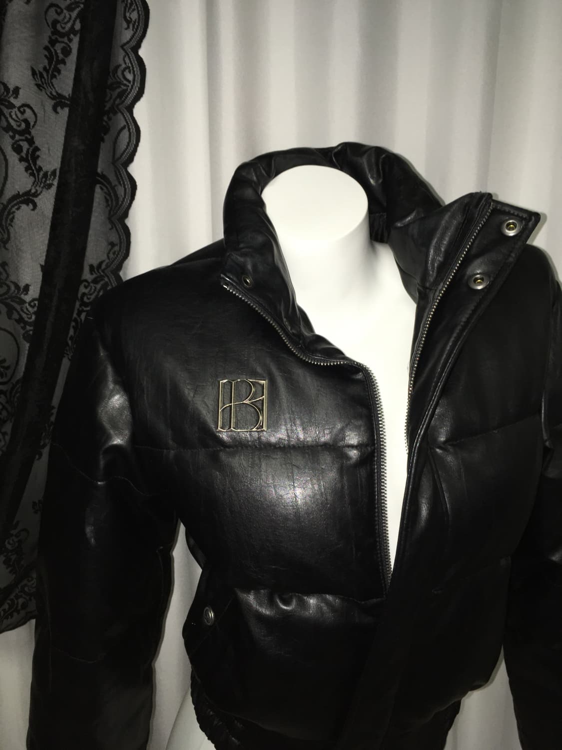 보헤미안서울 레더 덕다운 메탈 로고 패딩 M 상품이미지3