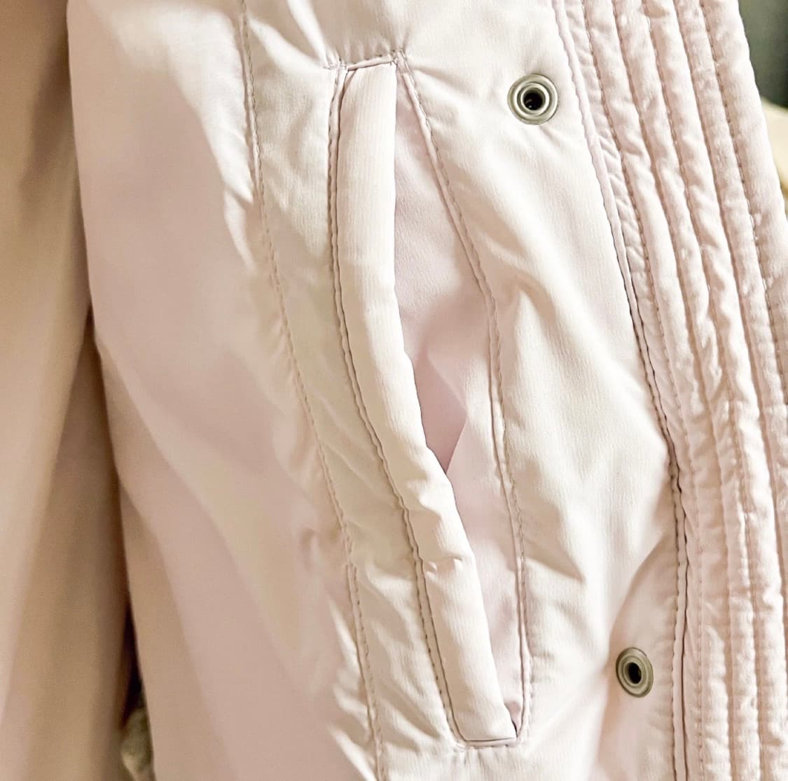 게스 오리털 하이넥숏푸퍼패딩 라이트핑크 상품이미지4