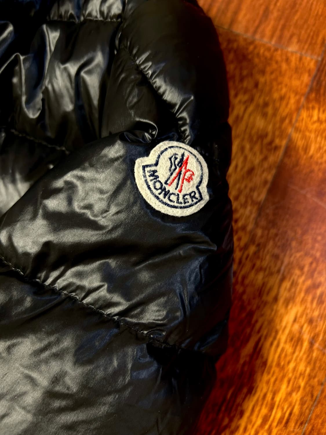 몽클레어 키즈 블랙 유광 구스다운 패딩(10세) 상품이미지5