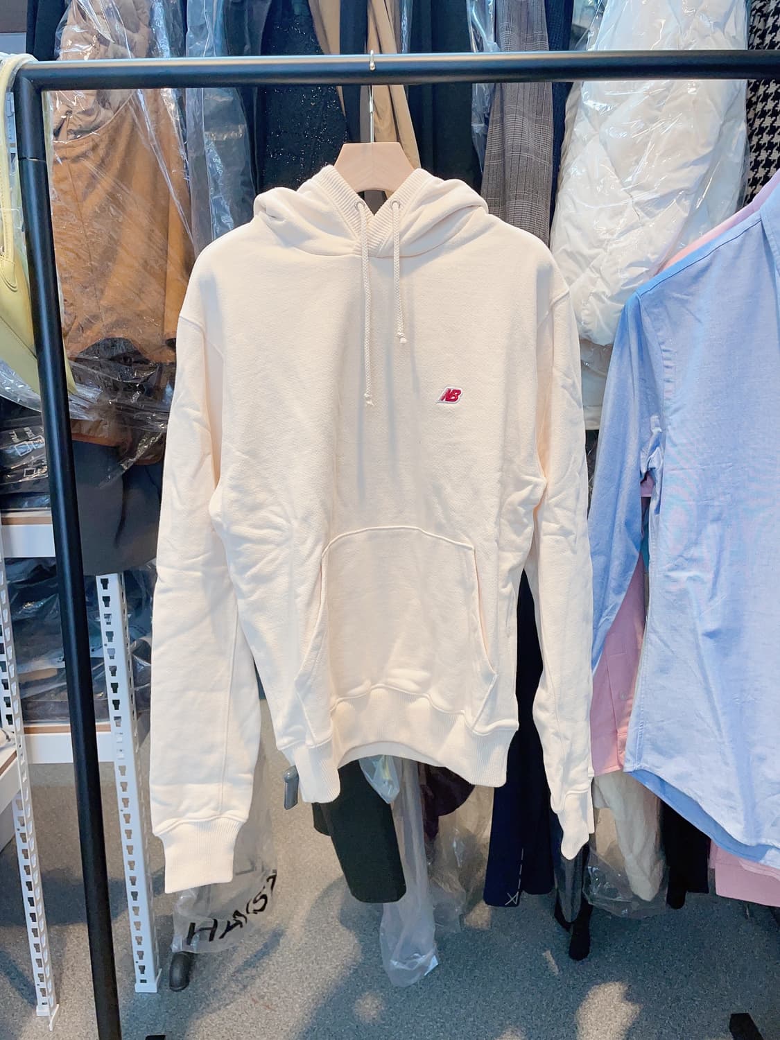 (정품/새상품) 뉴발란스 공용 베이지 NB 자수 로고 후드 상품이미지1