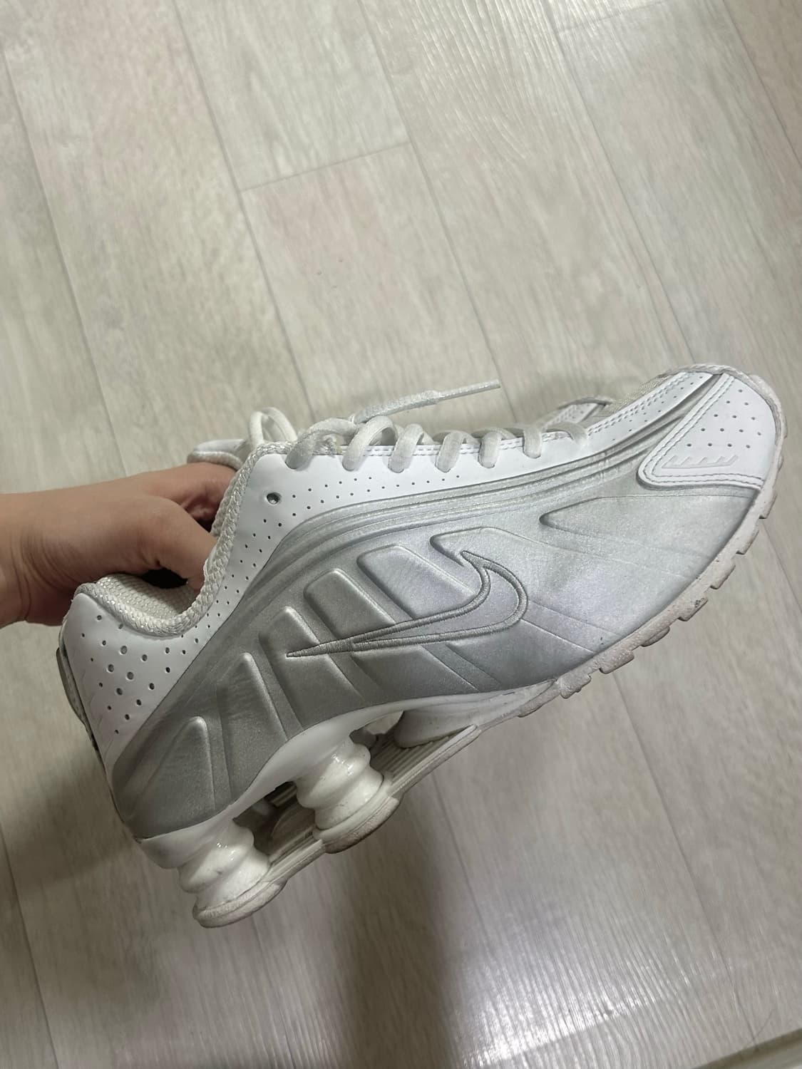 나이키 샥스 R4 화이트 메탈릭 실버 상품이미지1