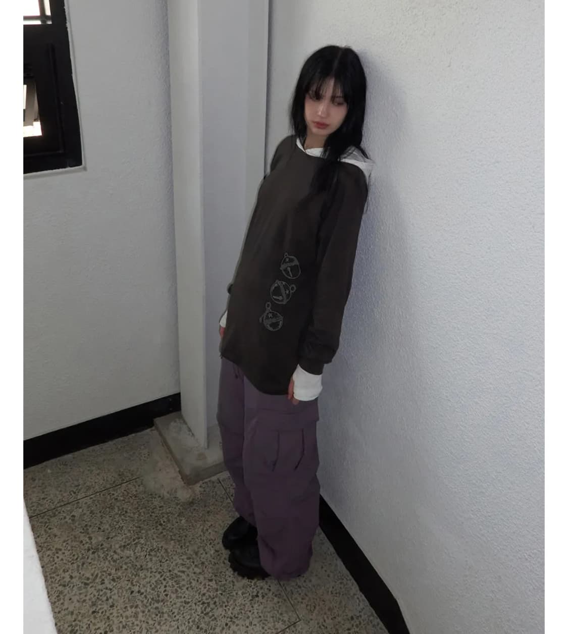 [새상품] rense 렌세 오버사이즈 벨 그래픽 티셔츠 챠콜 상품이미지4