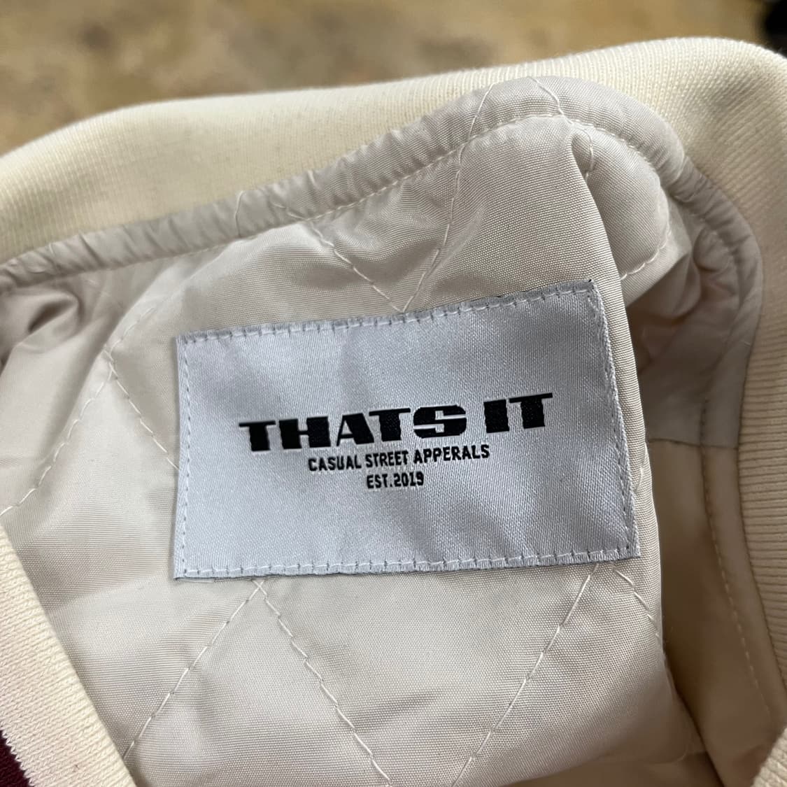 THATS IT 크림 바시티 점퍼  상품이미지5