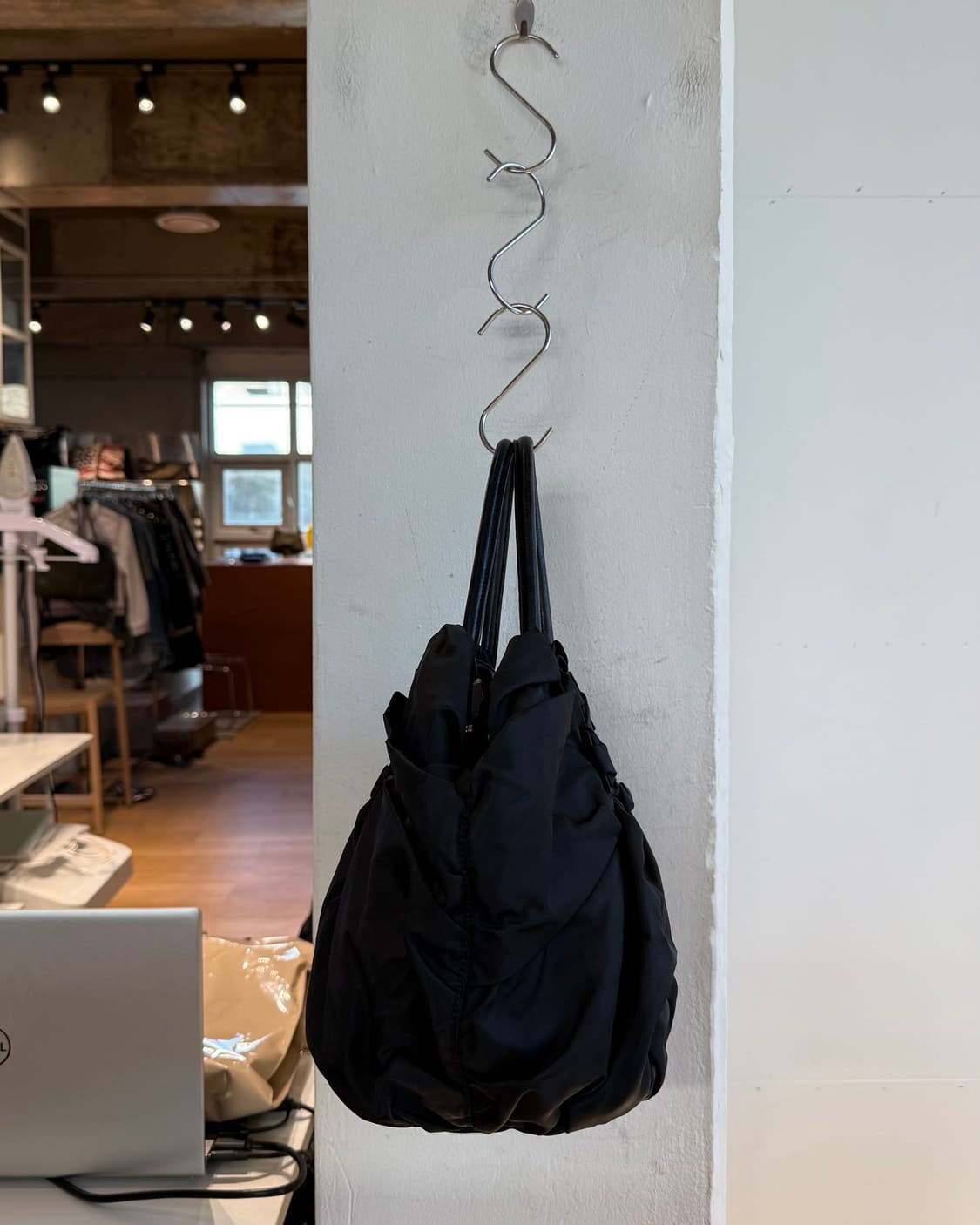 프라다 블랙 테수토 나일론 보우백 상품이미지5