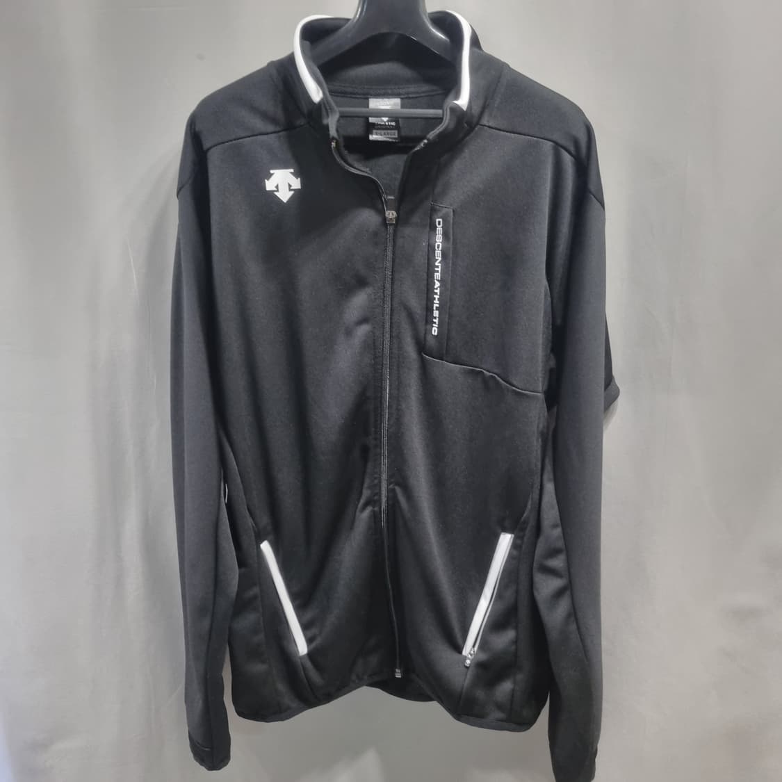 데상트 블랙 athletic 트랙 자켓 상품이미지1