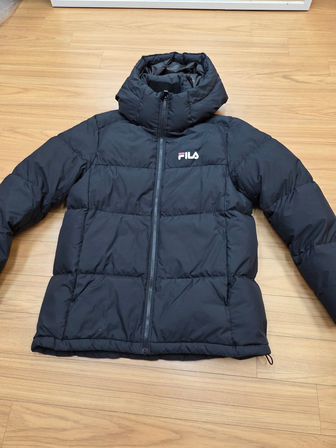 검정색 휠라 패딩 M사이즈입니다. 겉감은 폴리에스터 100%라 가볍고 따 상품이미지1