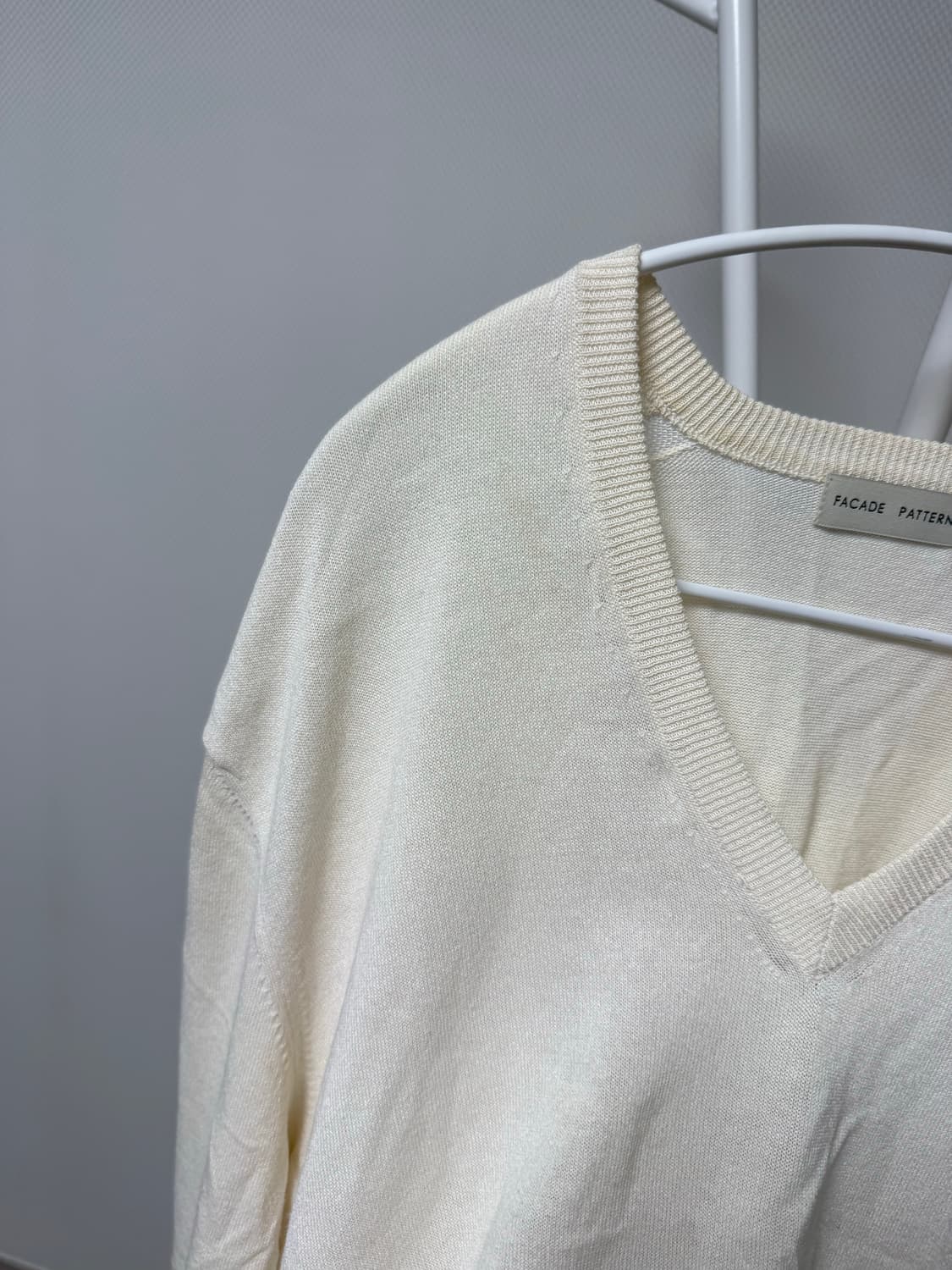 파사드패턴 페이퍼 브이넥 니트 (ivory) 상품이미지5