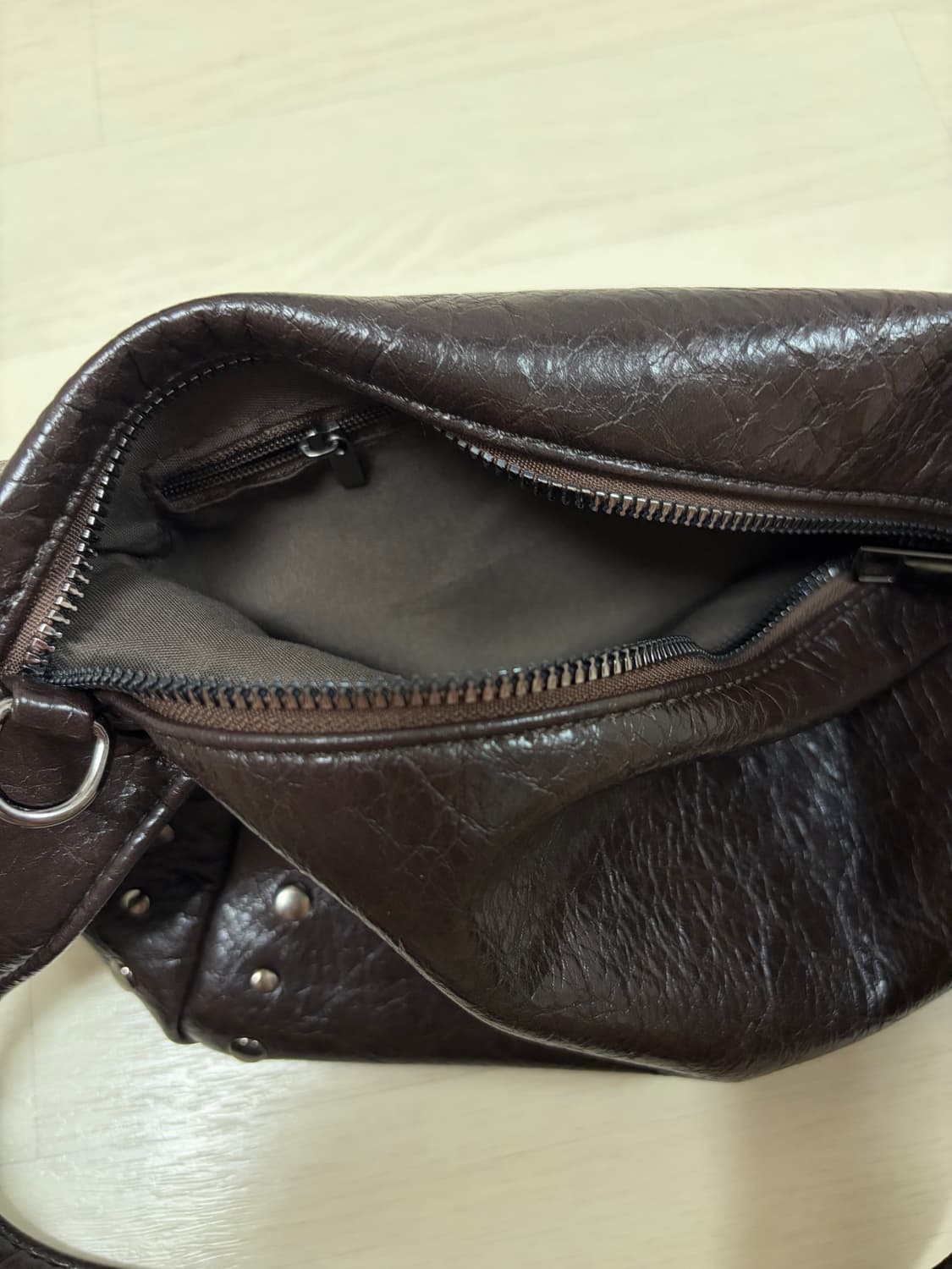 브라운 스터드 숄더백 상품이미지5