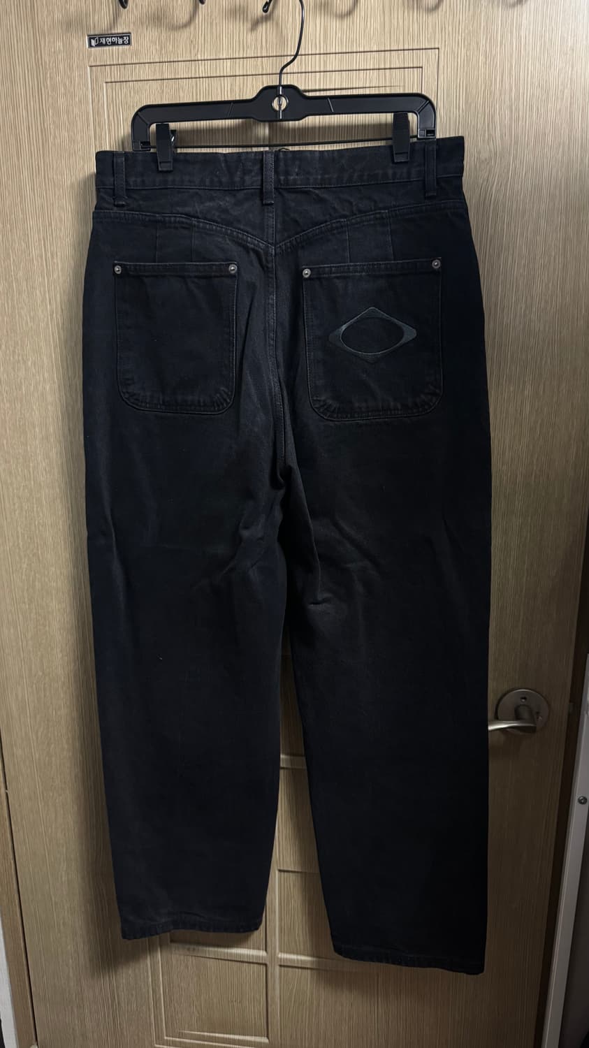 [L] 미스치프 롬버스 슬라우치 워시드 진 블랙 상품이미지3