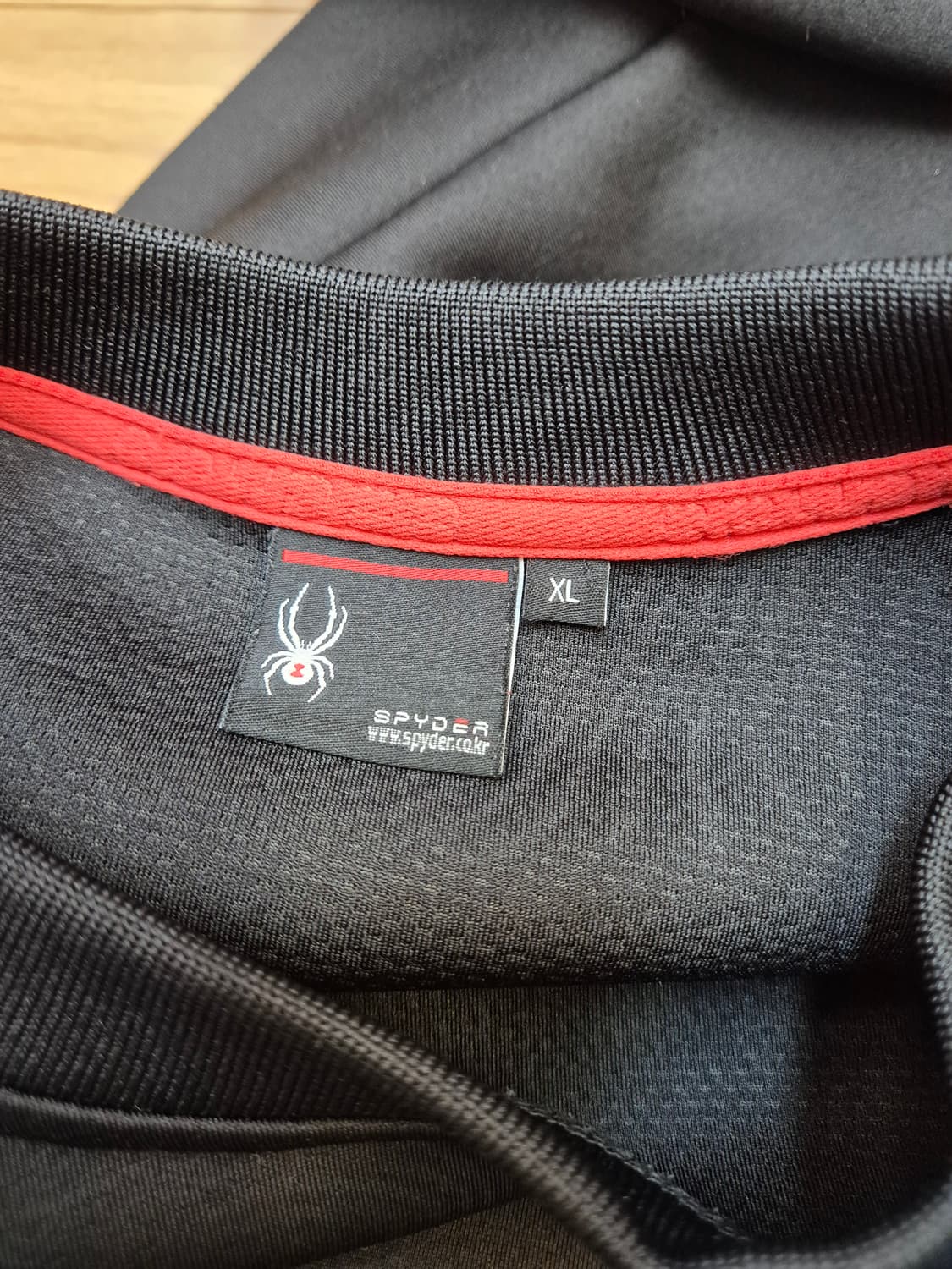 블랙 색상 스파이더 맨투맨 XL 사이즈입니다. 재질은 폴리에스터 92%로 상품이미지4