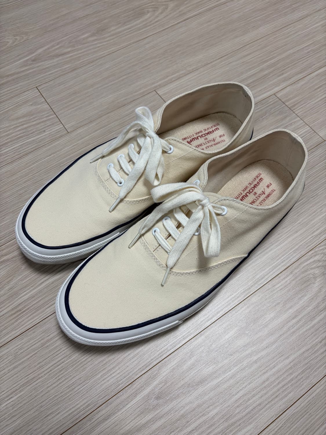 와쿠와 덱슈즈 270 사이즈 판매합니다. 상품이미지1