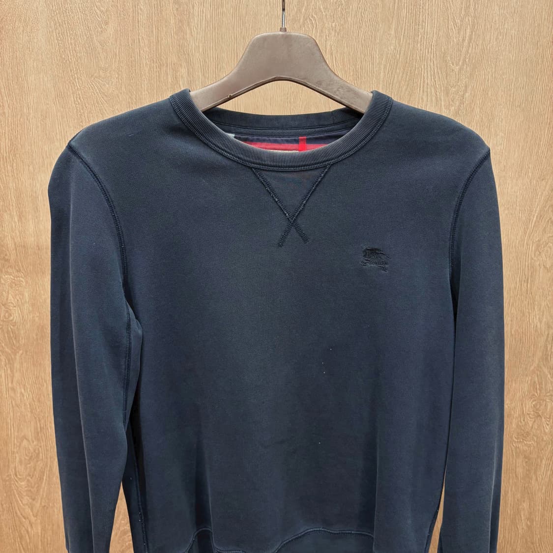 버버리 코튼 긴팔 맨투맨 클래식 톤온톤 로고 패치 스티치 디테일 네이비 상품이미지4